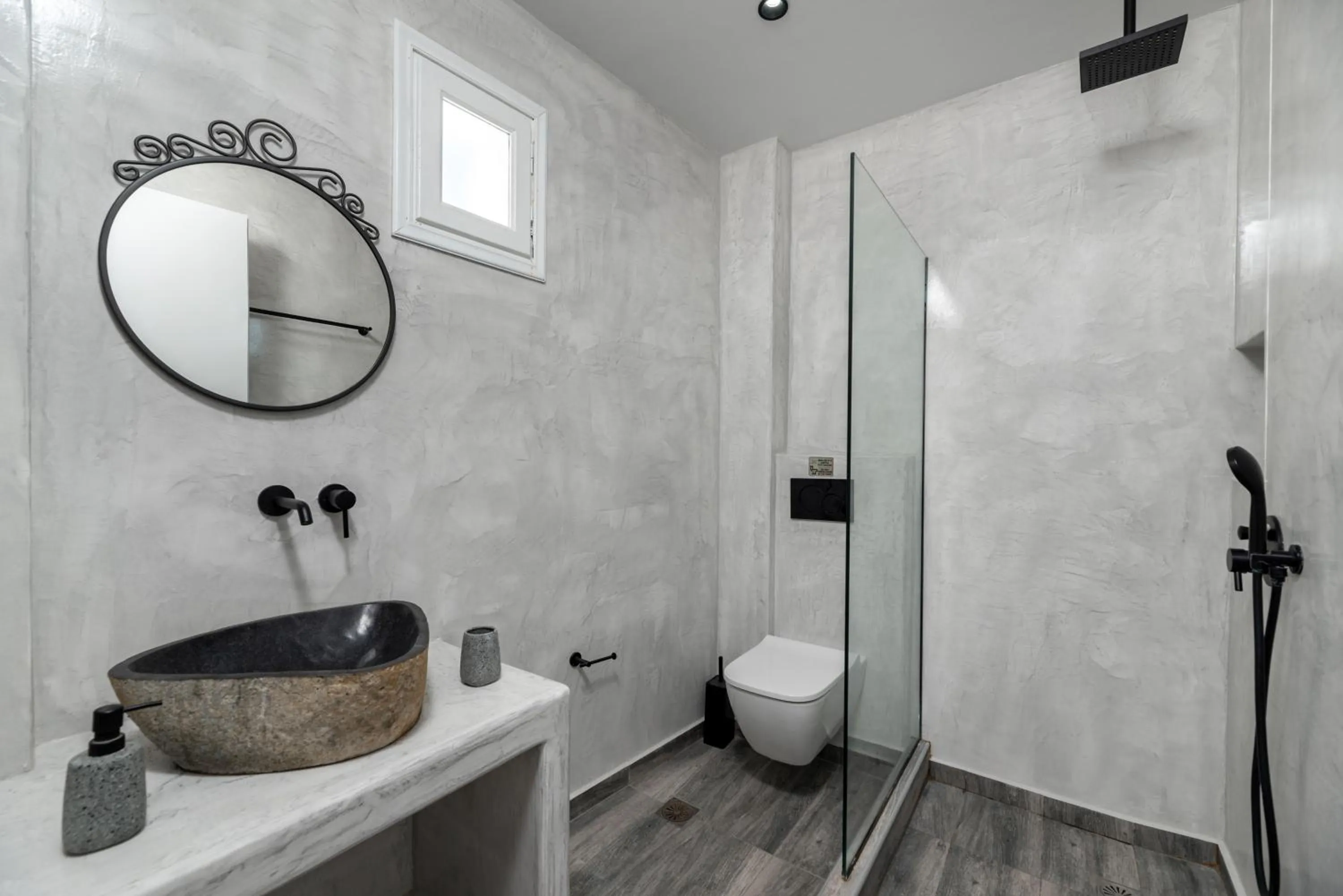 Shower in Villa Anemomilos Perissa