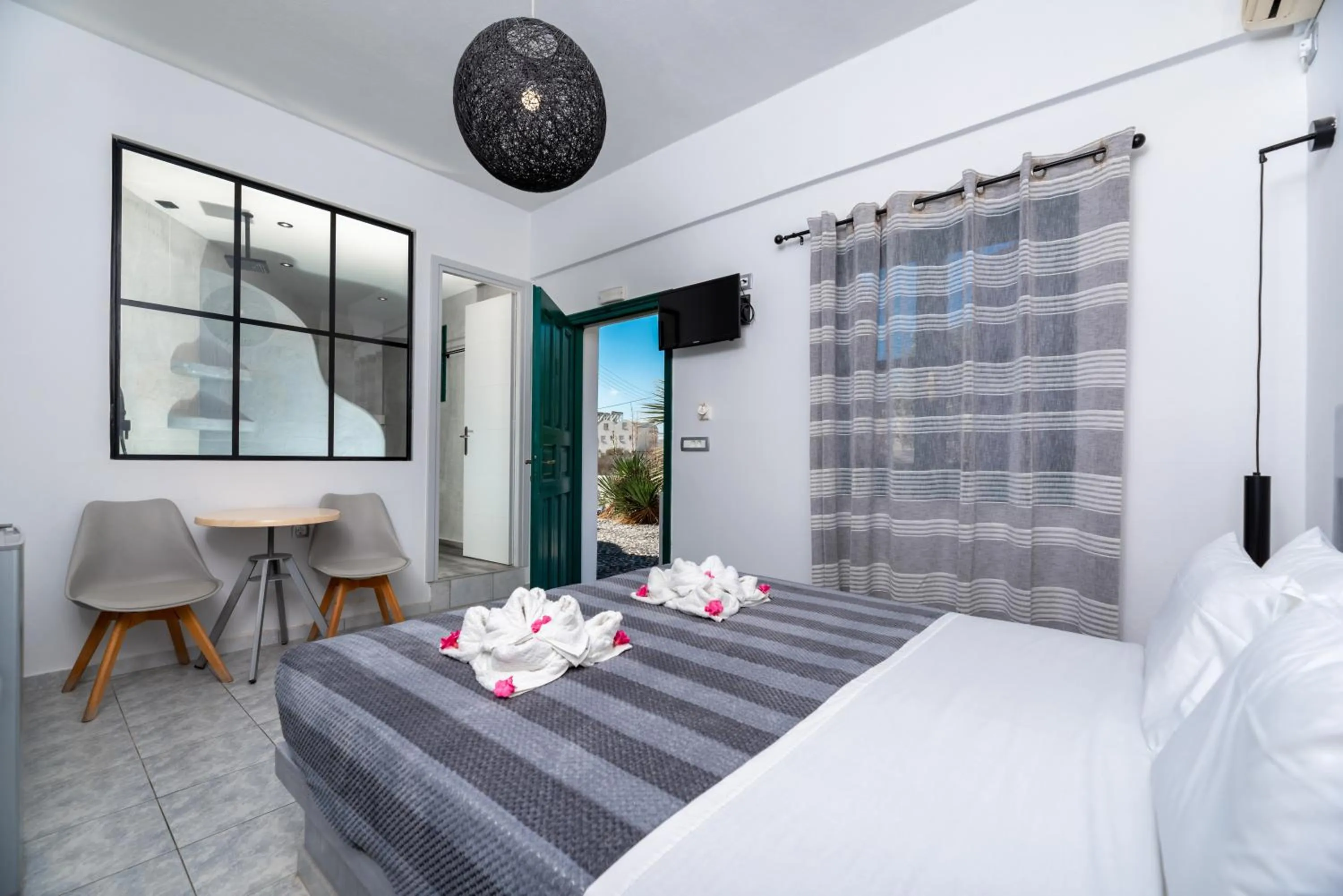 Bed in Villa Anemomilos Perissa