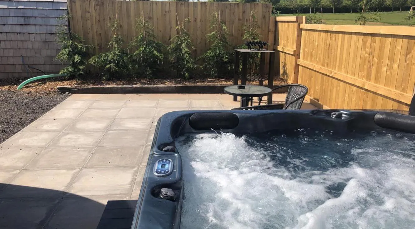 Hot Tub in Superior Glamping Pod with Hot Tub