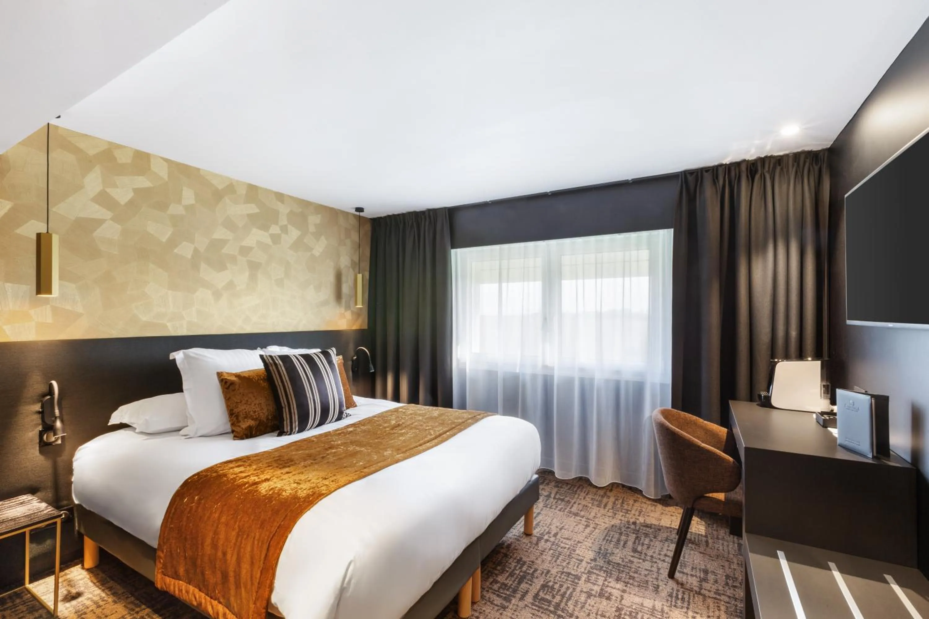 Photo of the whole room, Bed in Best Western L'Aquarium Arras Nord