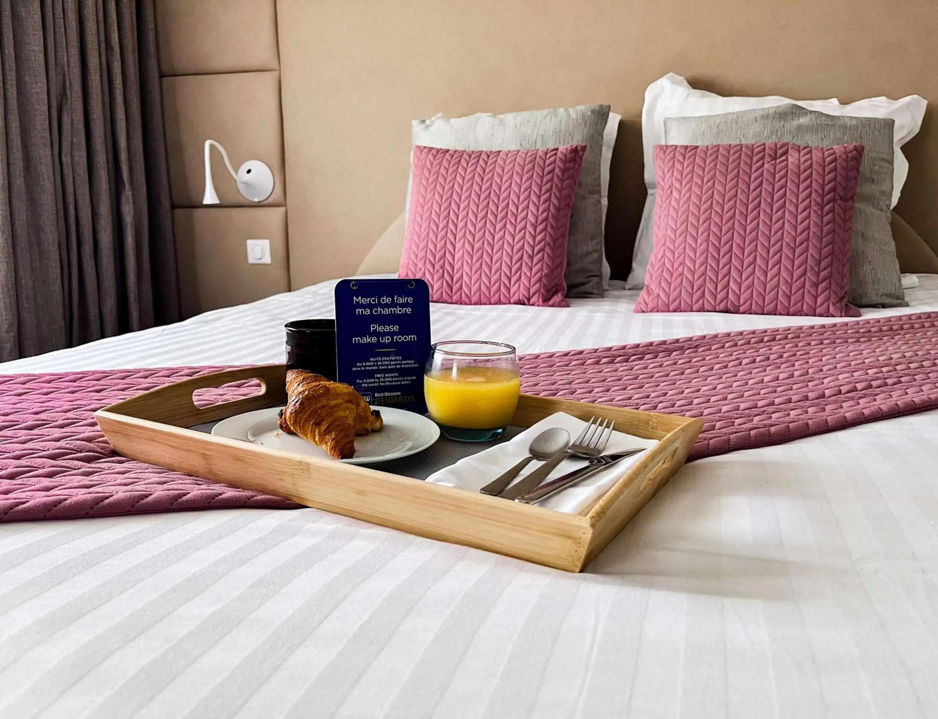 Bedroom, Bed in Best Western L'Aquarium Arras Nord Bedroom, Bed in Best Western L'Aquarium Arras Nord