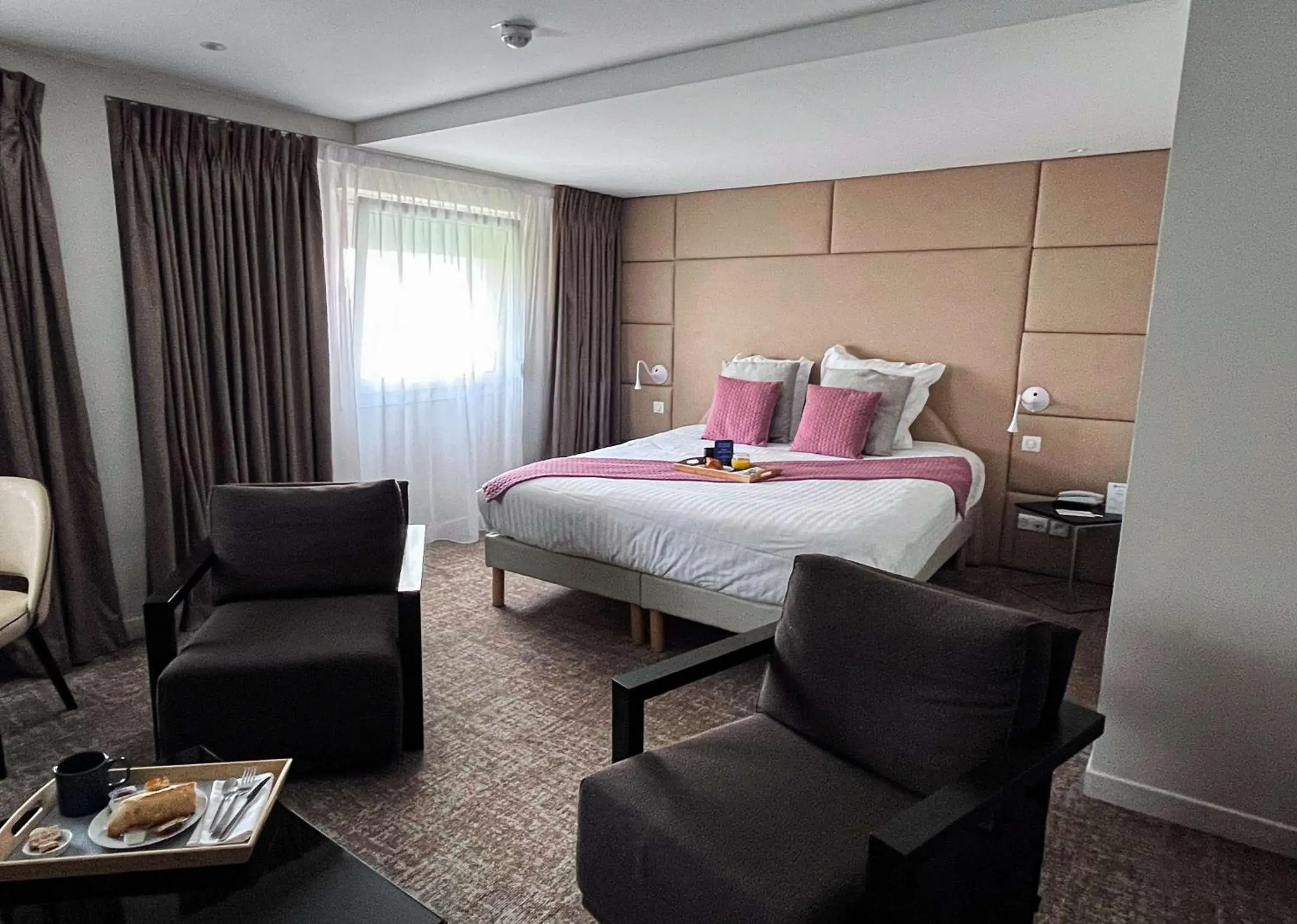 Bedroom, Bed in Best Western L'Aquarium Arras Nord Bedroom, Bed in Best Western L'Aquarium Arras Nord