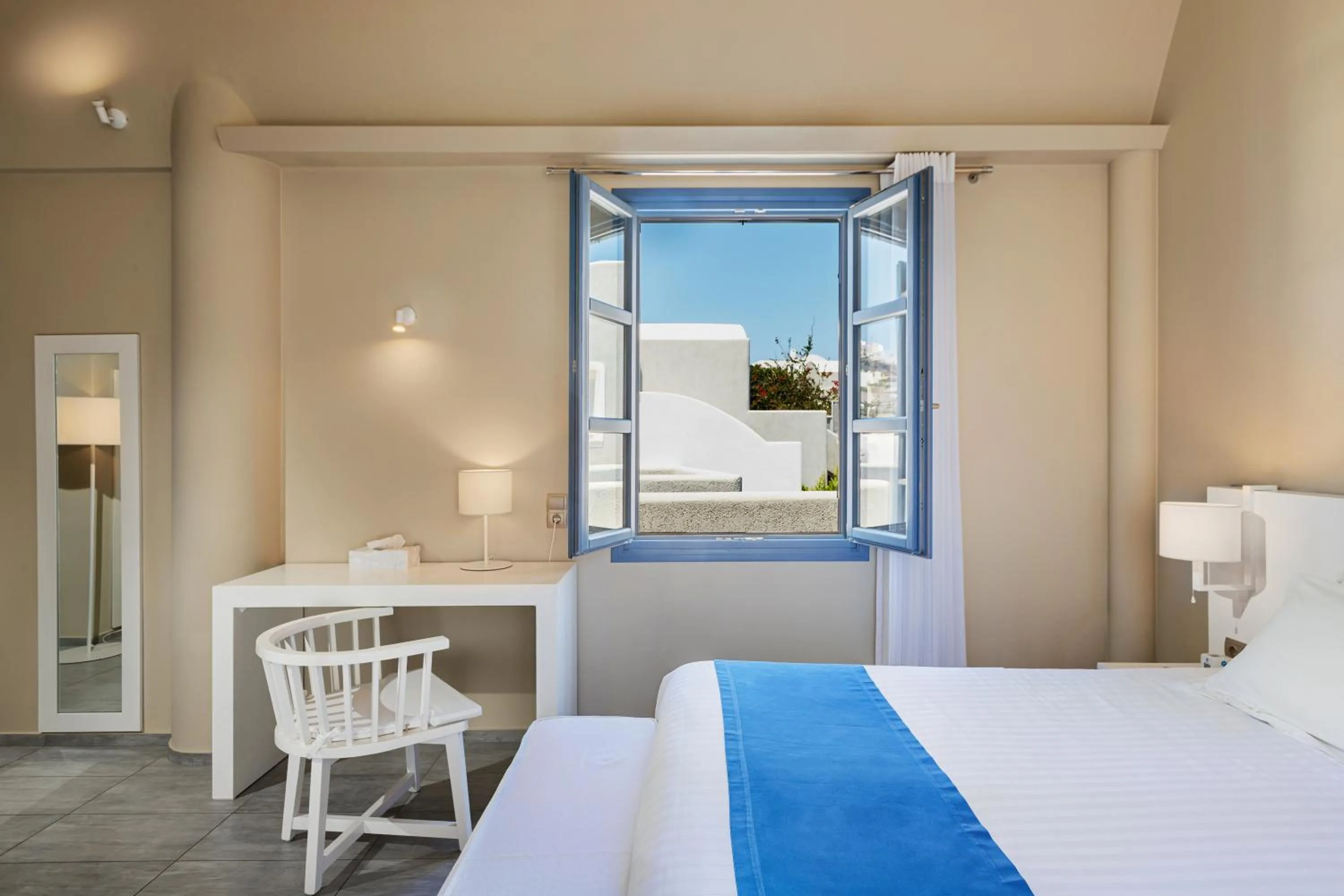 Bed in Acroterra Rosa Luxury Suites & Spa