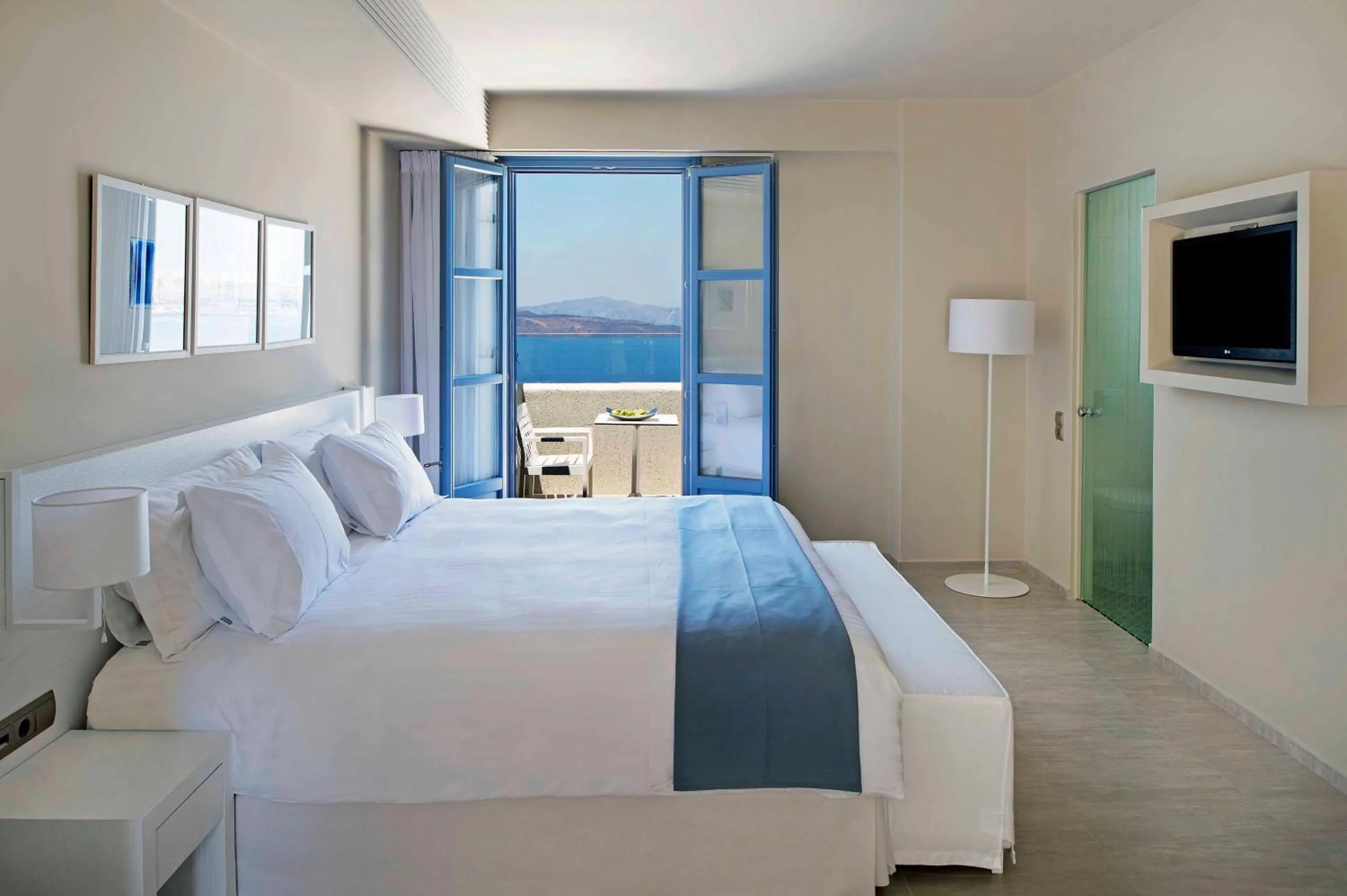 Bed in Acroterra Rosa Luxury Suites & Spa