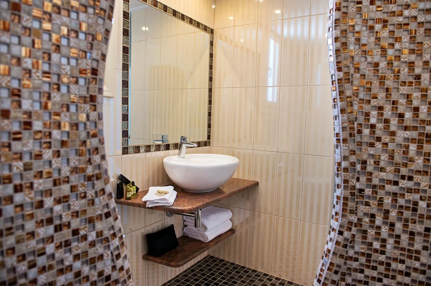 Shower in Acroterra Rosa Luxury Suites & Spa