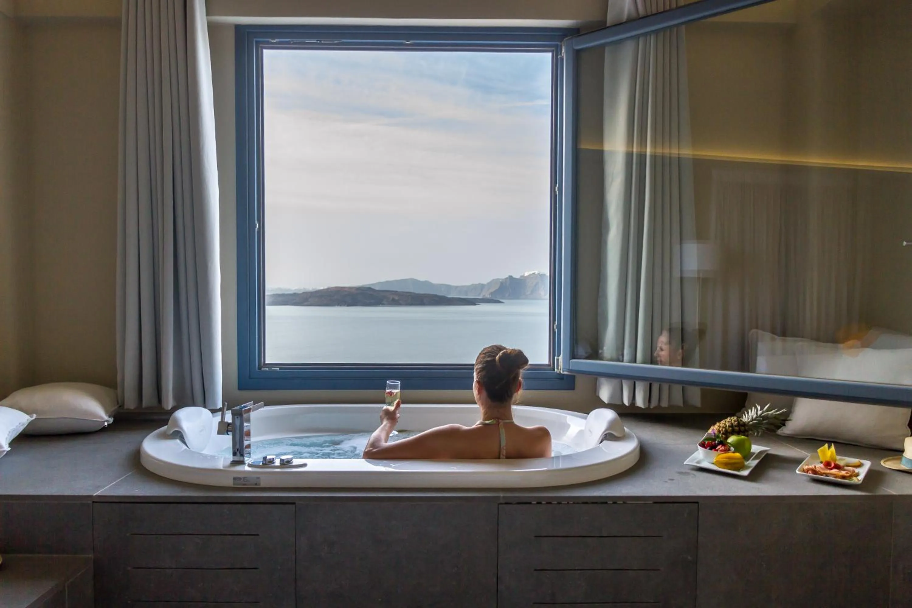 Hot Tub in Acroterra Rosa Luxury Suites & Spa