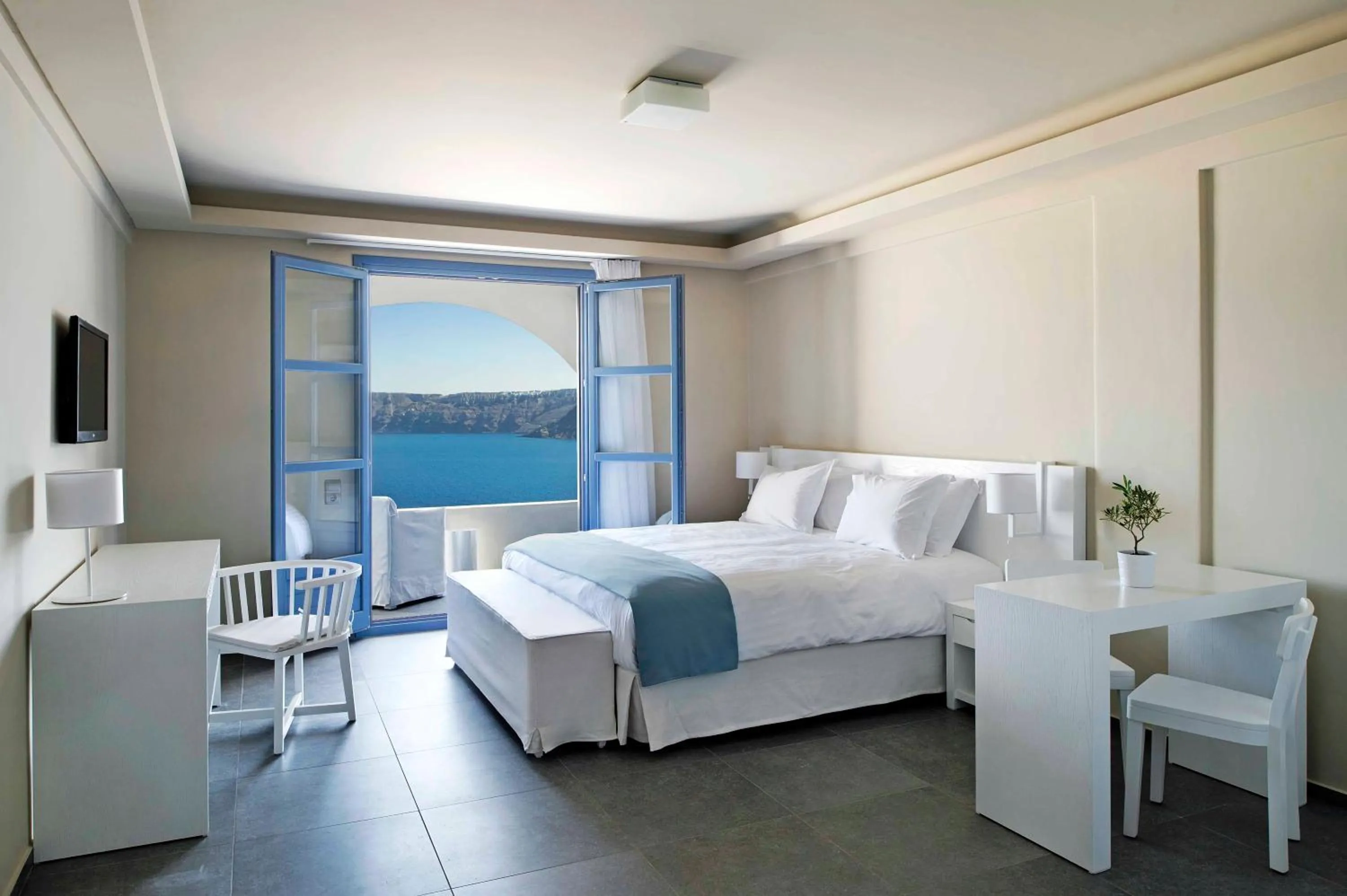 Bed in Acroterra Rosa Luxury Suites & Spa
