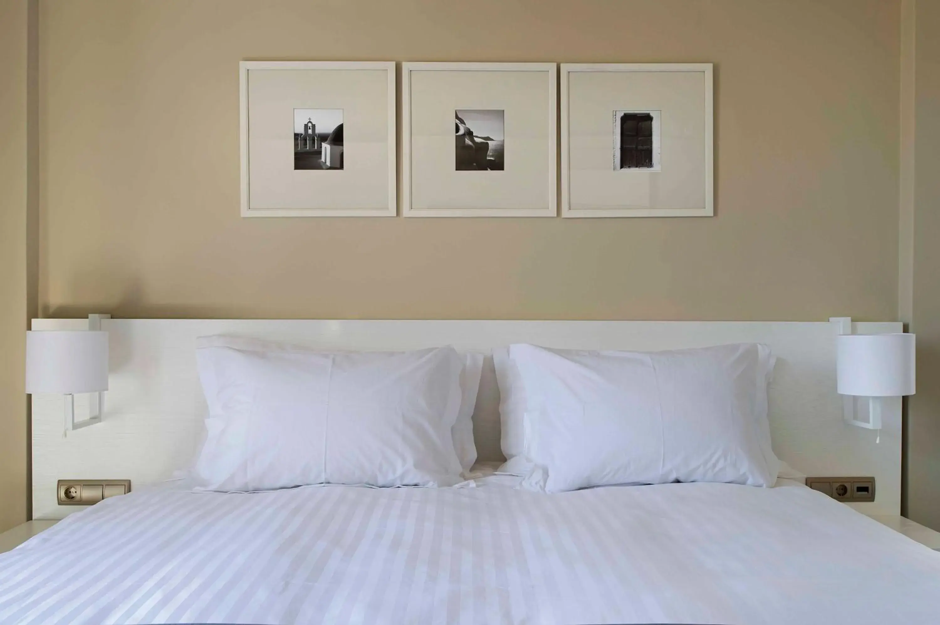 Bed in Acroterra Rosa Luxury Suites & Spa Bed in Acroterra Rosa Luxury Suites & Spa