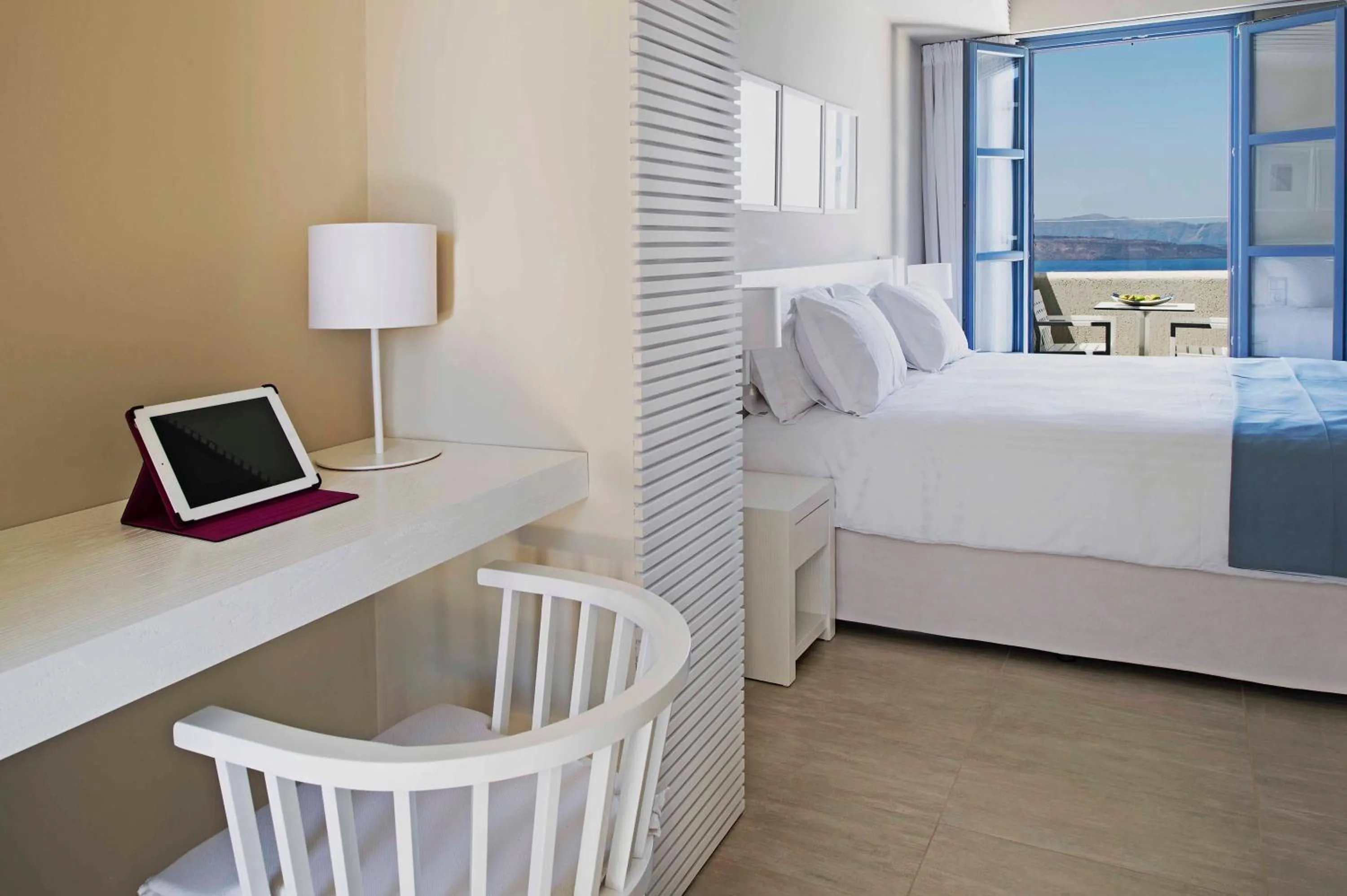 Bed in Acroterra Rosa Luxury Suites & Spa