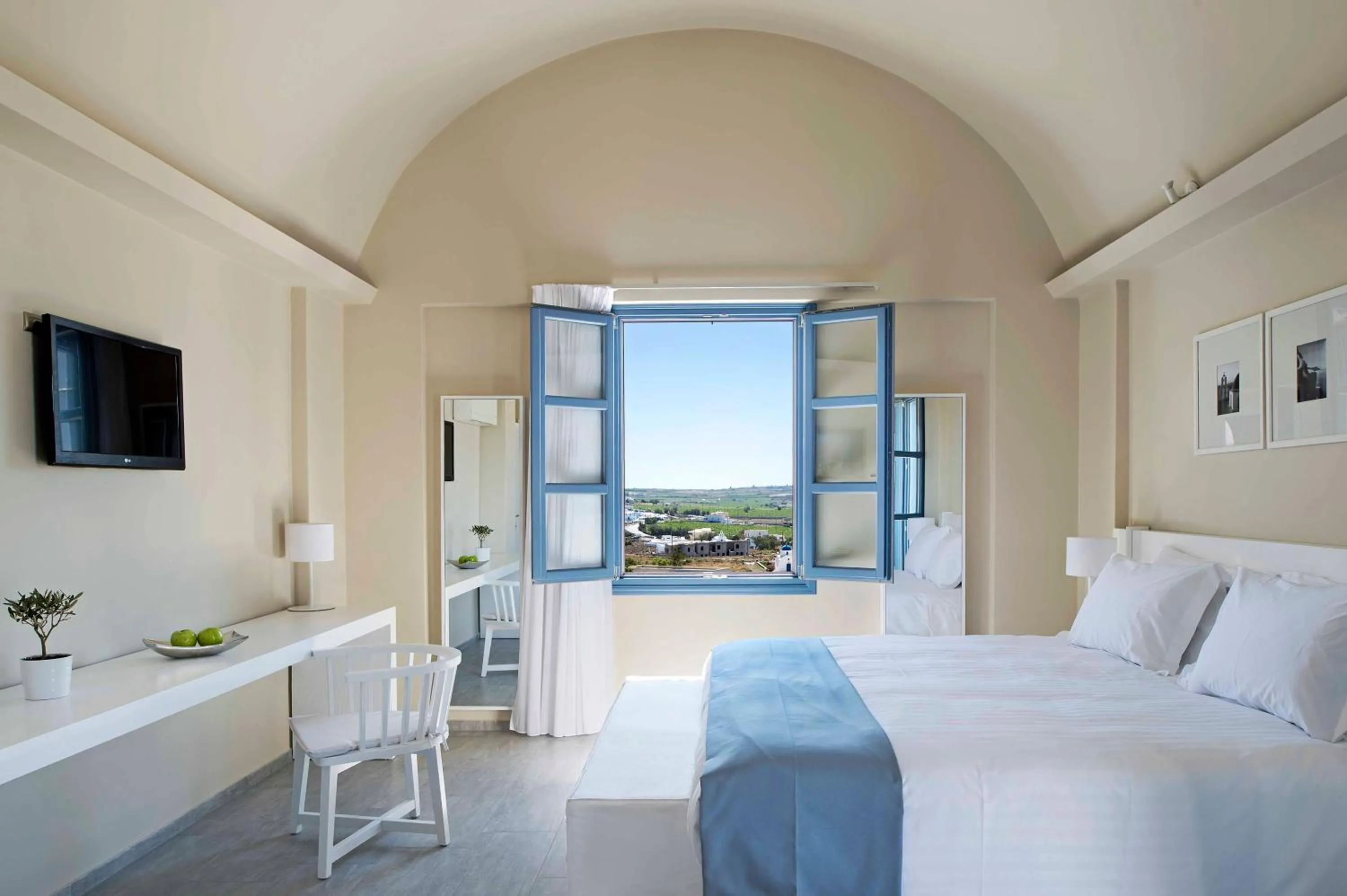 Bed in Acroterra Rosa Luxury Suites & Spa