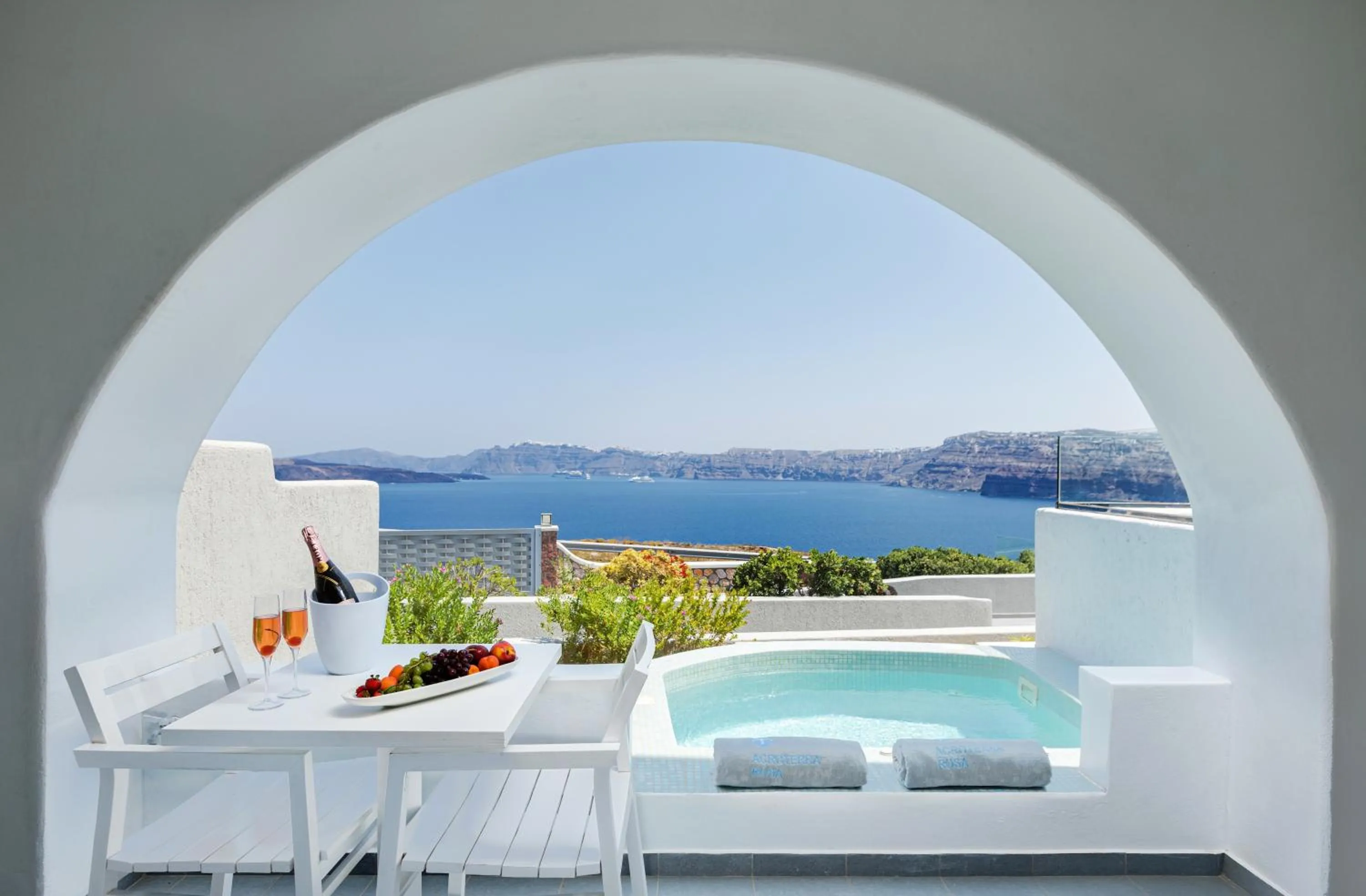 Hot Tub in Acroterra Rosa Luxury Suites & Spa