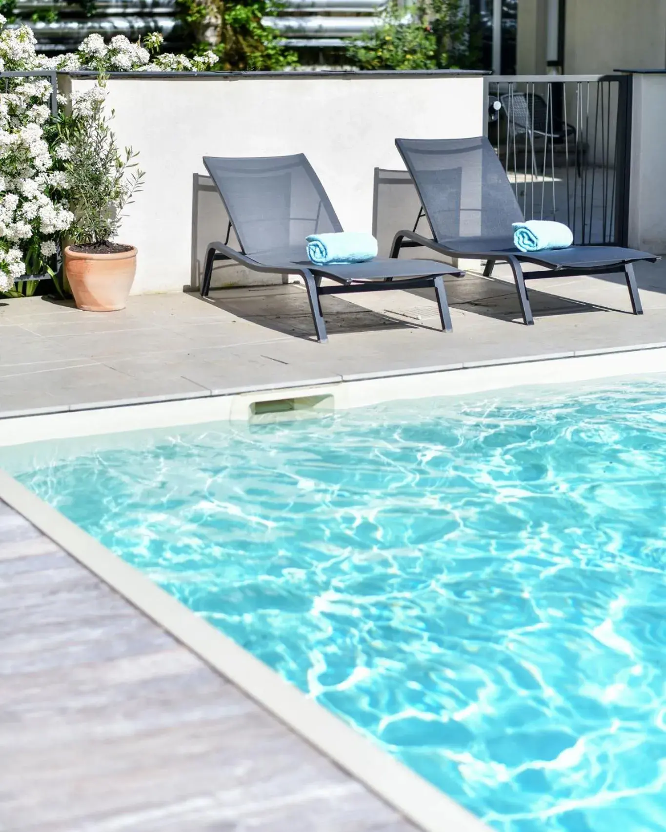 Swimming pool in Hotel Demeures de Campagne Château de Fontainebleau Swimming pool in Hotel Demeures de Campagne Château de Fontainebleau
