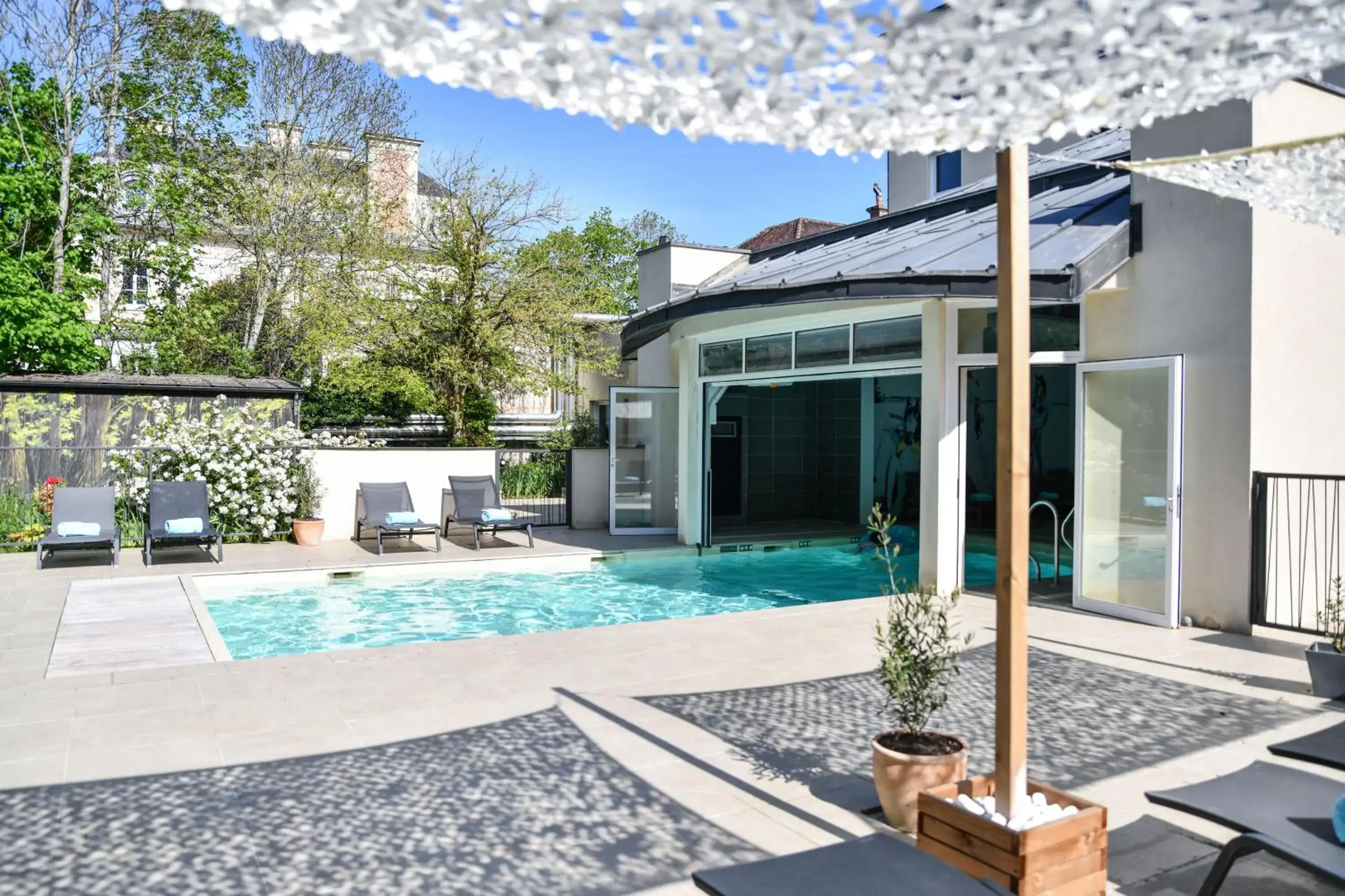Swimming pool in Hotel Demeures de Campagne Château de Fontainebleau Swimming pool in Hotel Demeures de Campagne Château de Fontainebleau