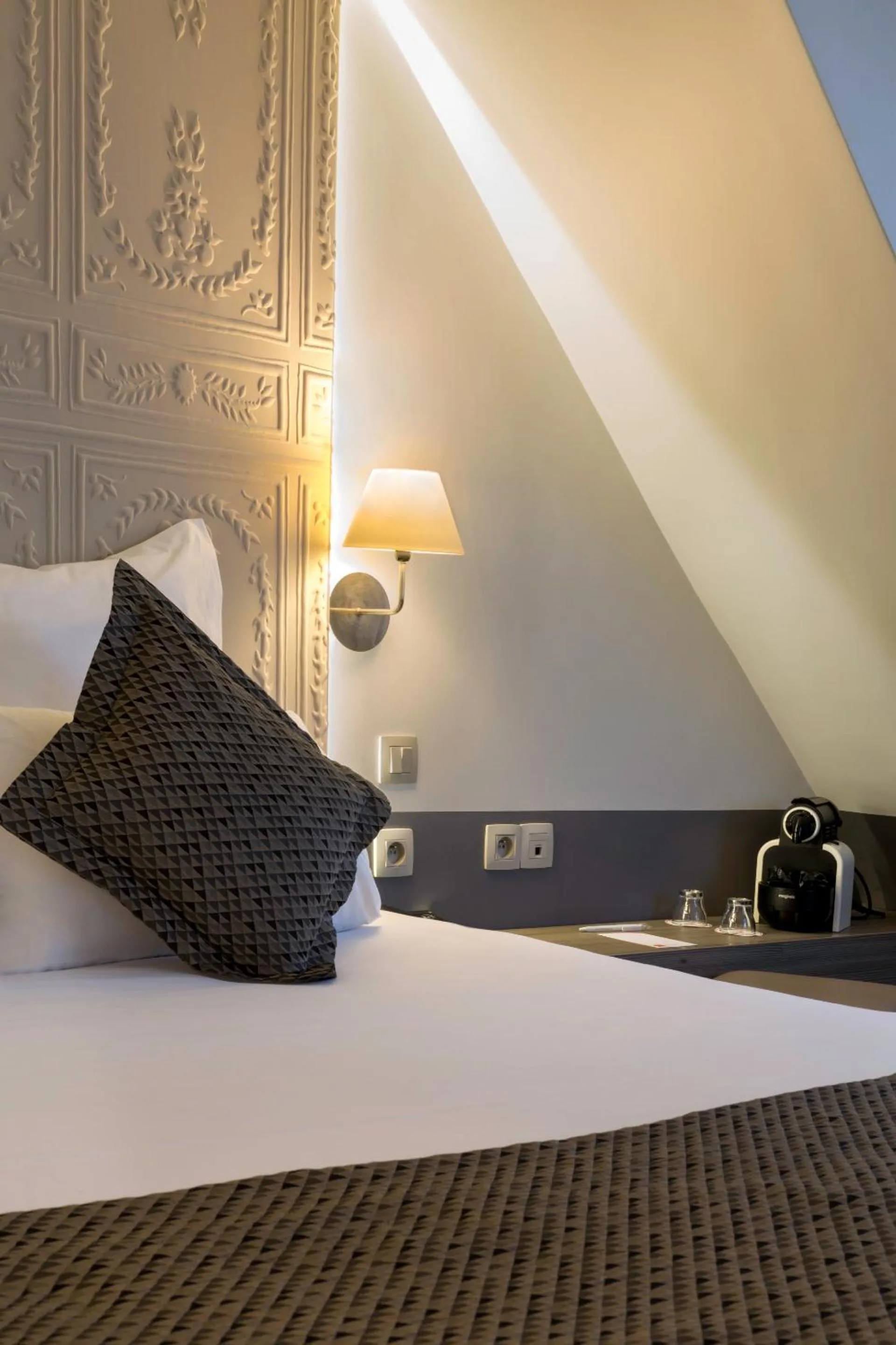 Night, Bed in Contact Hôtel Alizé Montmartre