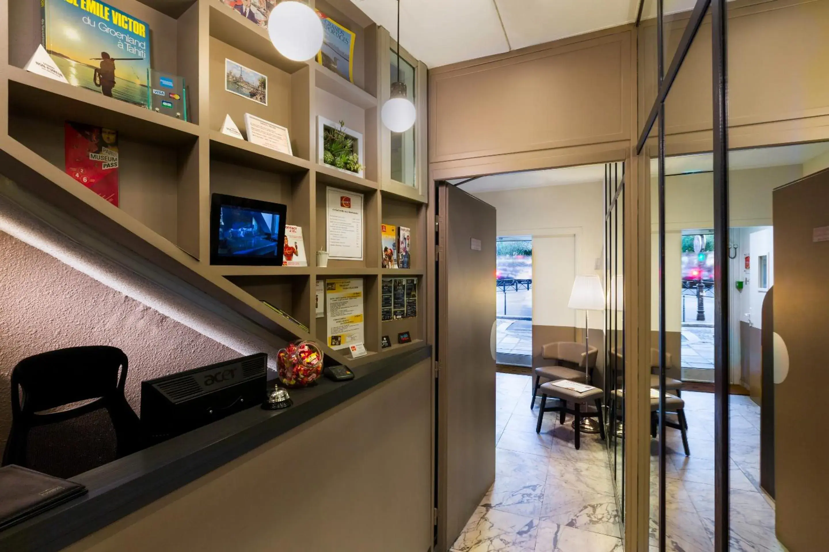 Lobby or reception in Contact Hôtel Alizé Montmartre Lobby or reception in Contact Hôtel Alizé Montmartre