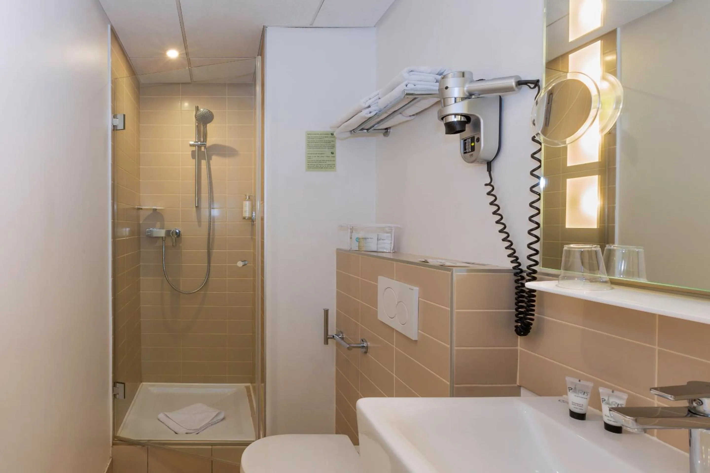 Bathroom in Contact Hôtel Alizé Montmartre