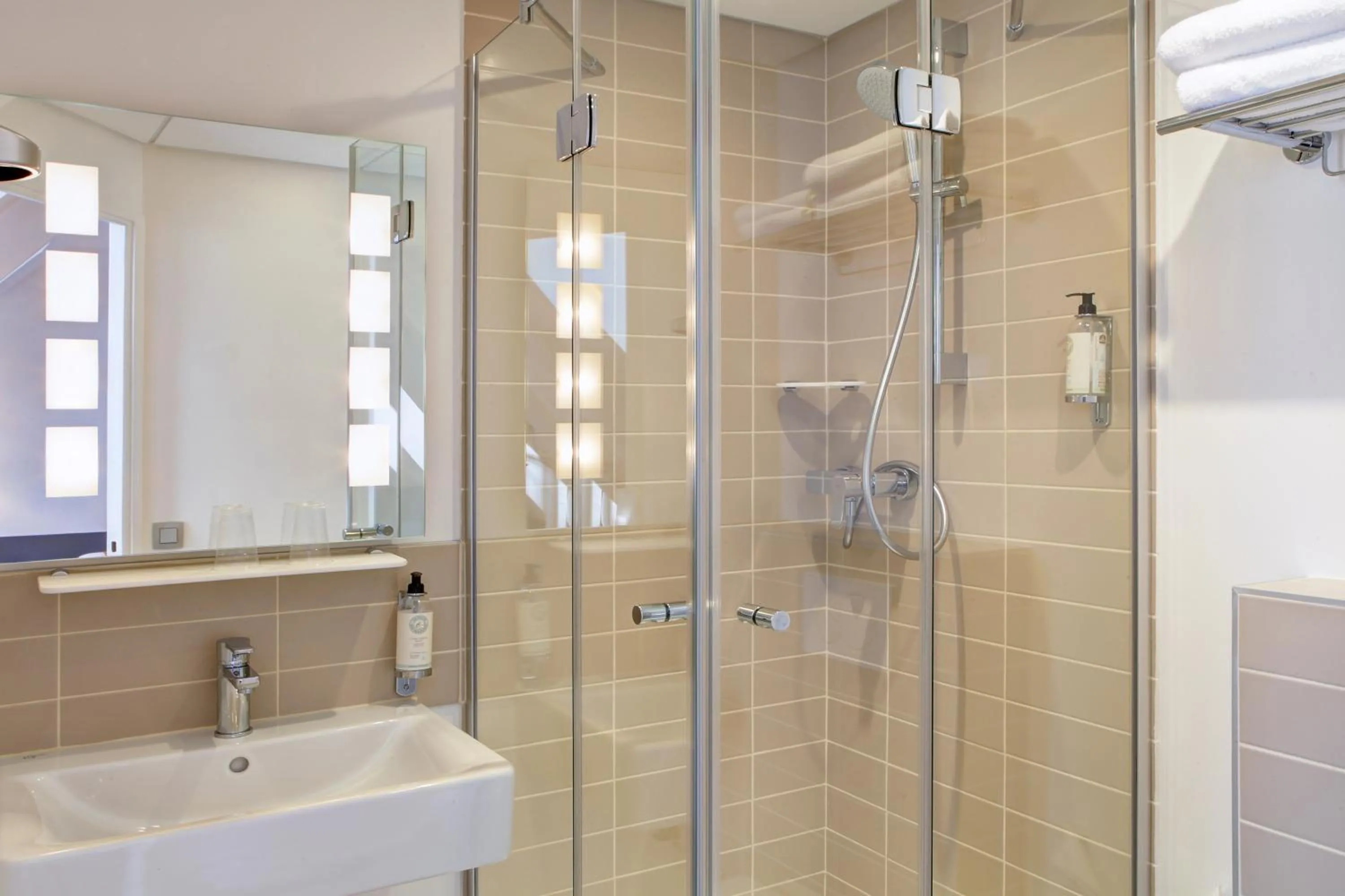 Bathroom in Contact Hôtel Alizé Montmartre