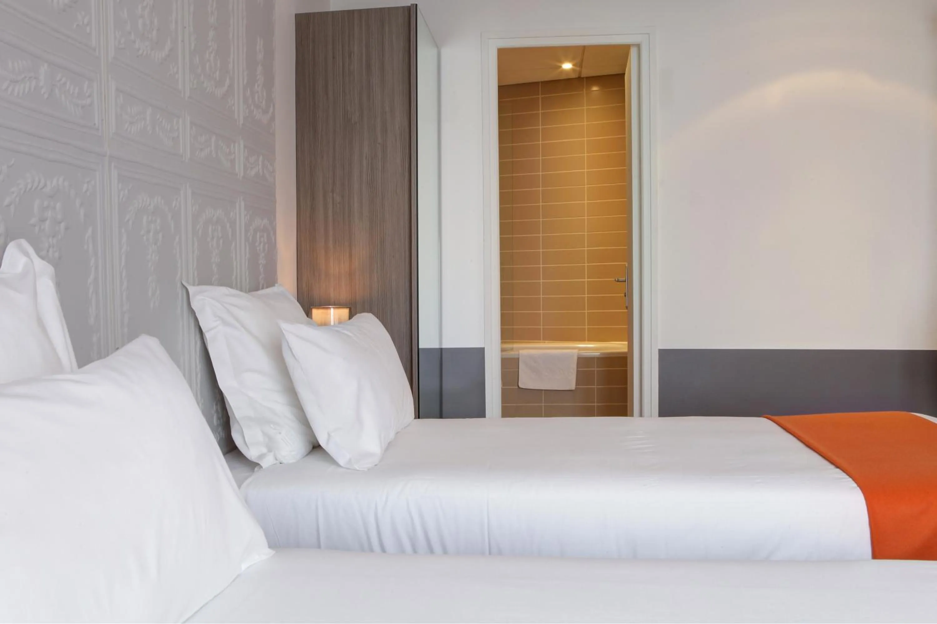 Photo of the whole room, Bed in Contact Hôtel Alizé Montmartre