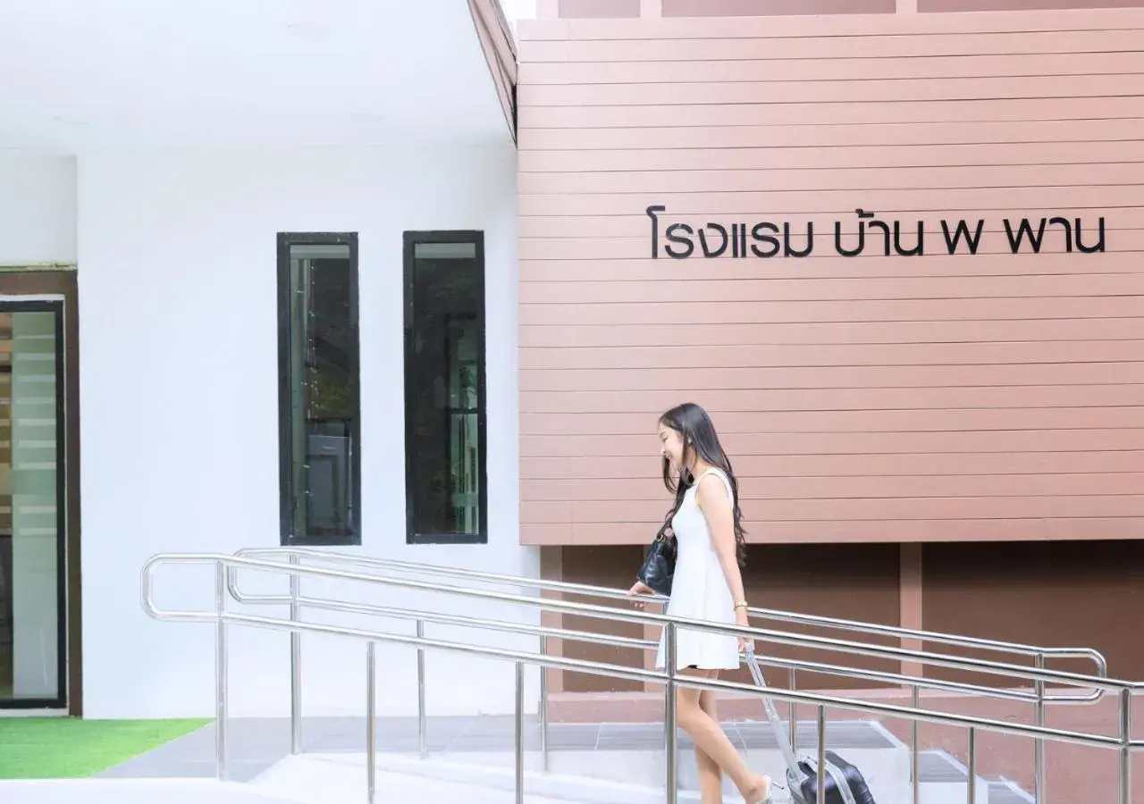 Facade/entrance in Baan Phor Phan Hotel Facade/entrance in Baan Phor Phan Hotel