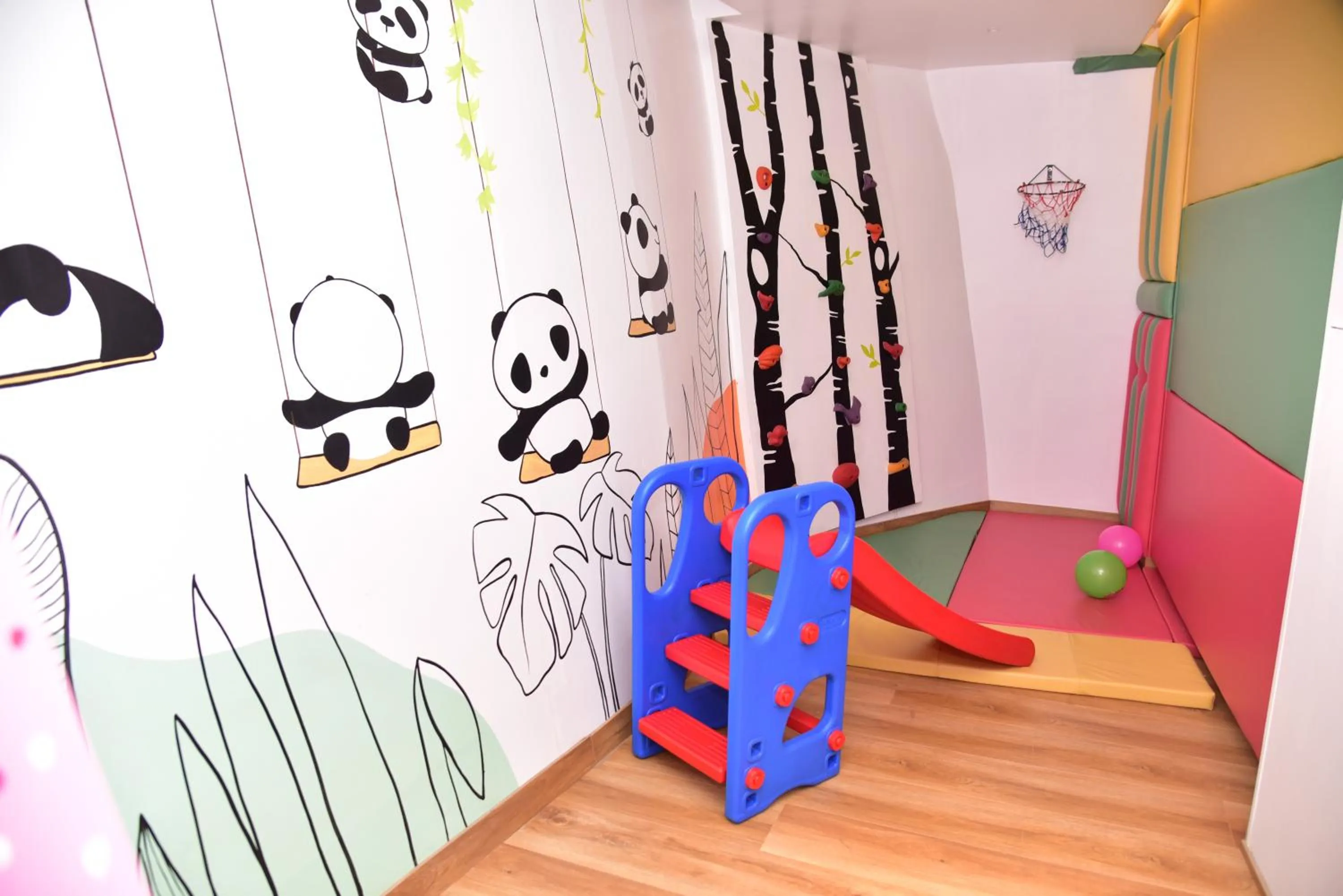 Game Room in The Cedar Grand Hotel and Spa