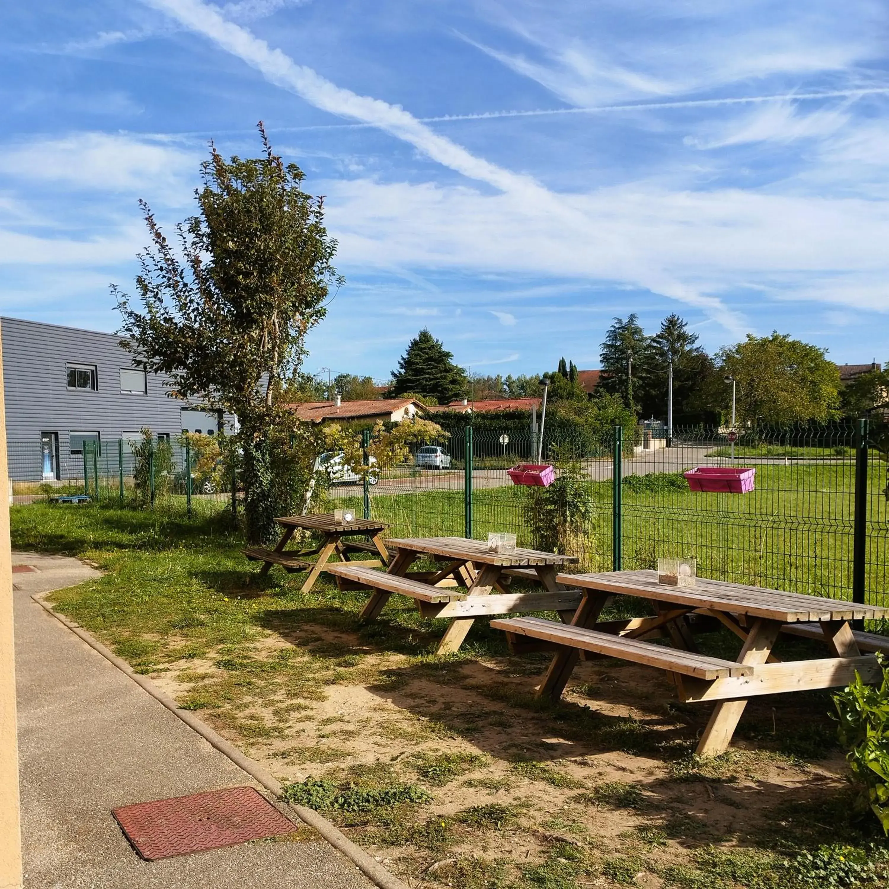 Garden view in hotelF1 Lyon Bourgoin-Jallieu Garden view in hotelF1 Lyon Bourgoin-Jallieu