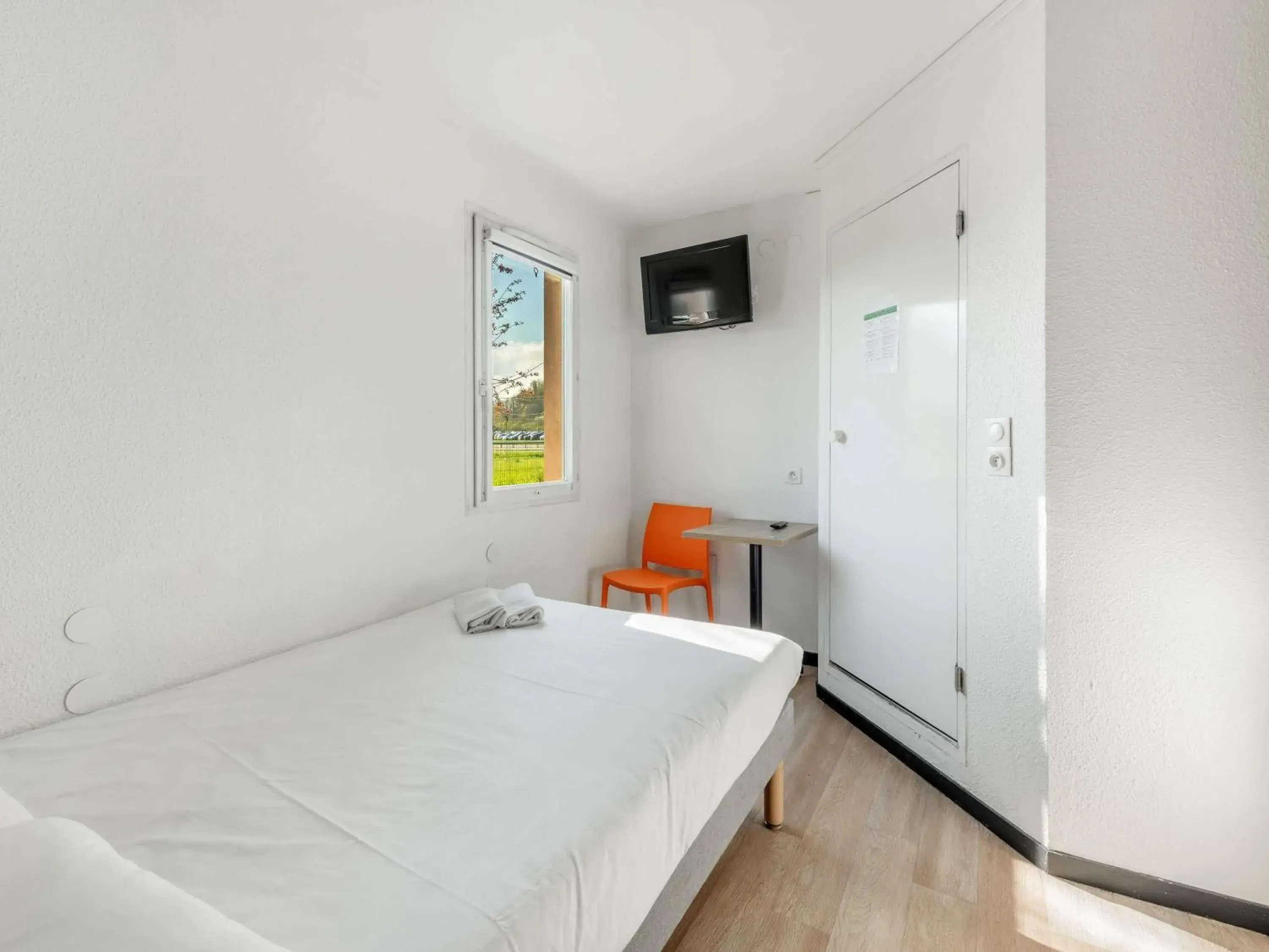 Bedroom, Bed in hotelF1 Lyon Bourgoin-Jallieu Bedroom, Bed in hotelF1 Lyon Bourgoin-Jallieu