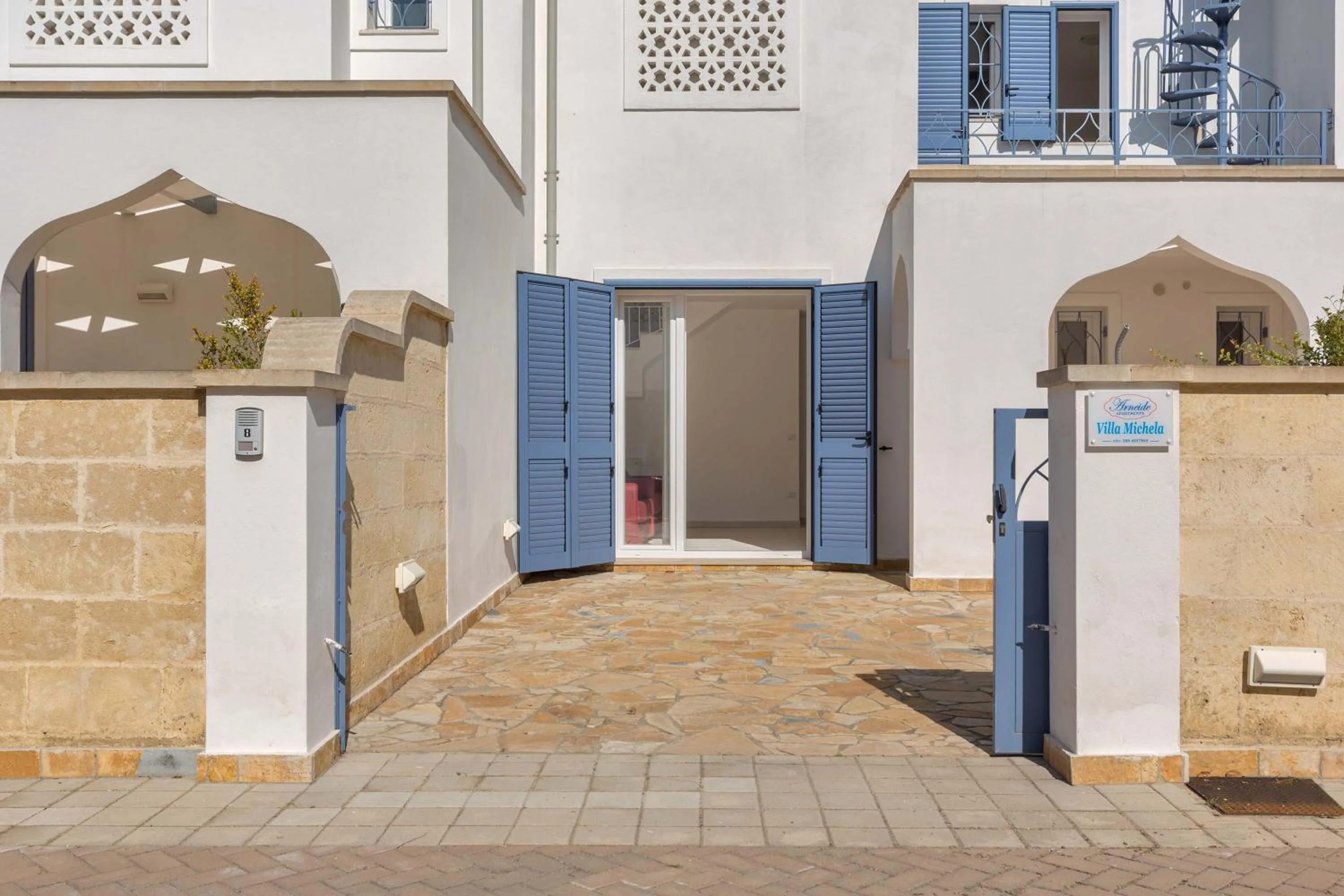 Facade/entrance in Villetta Michela by BarbarHouse