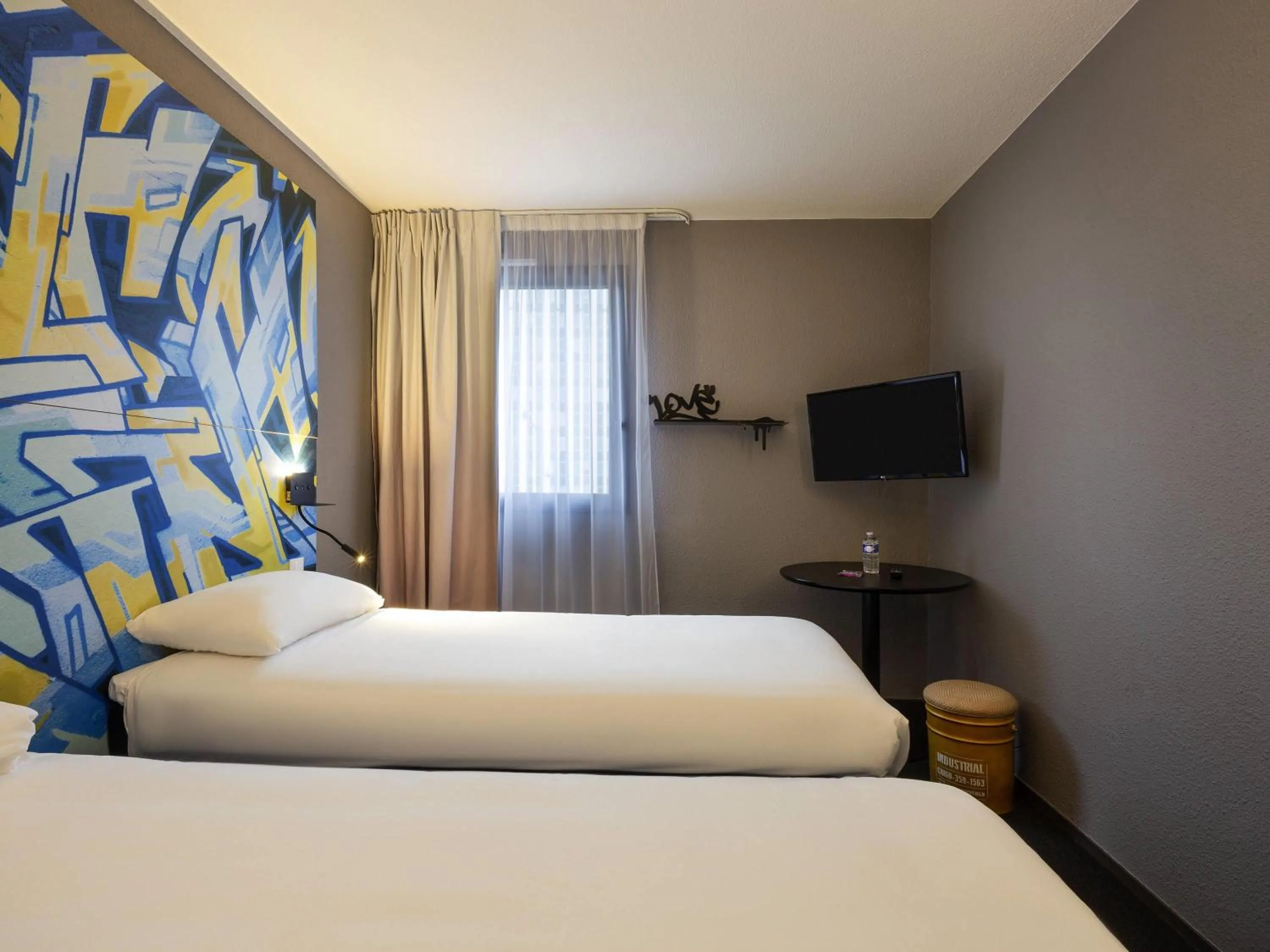 Bedroom, Bed in Ibis Styles Toulouse Centre Canal du Midi