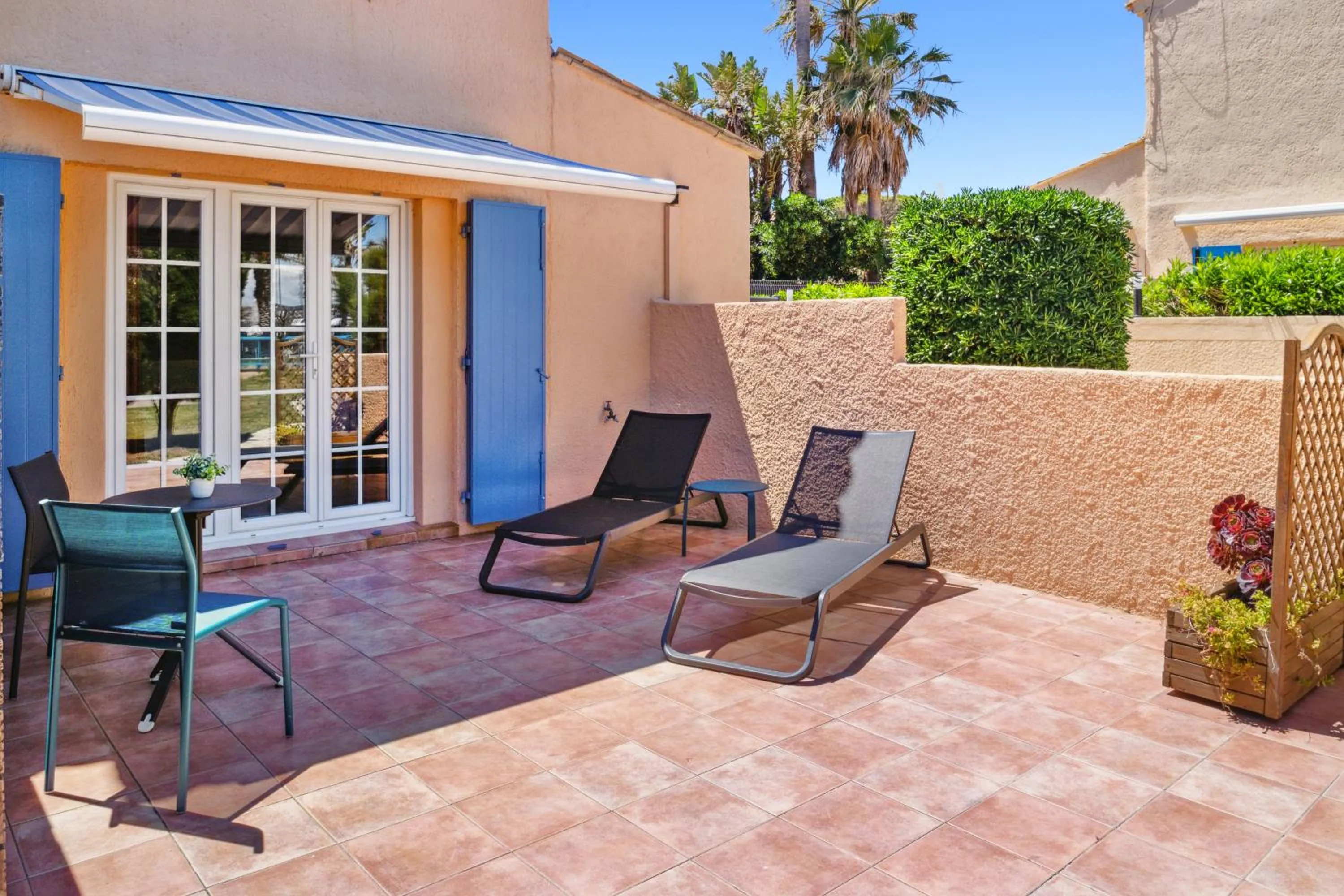 Patio in Hôtel La Nartelle