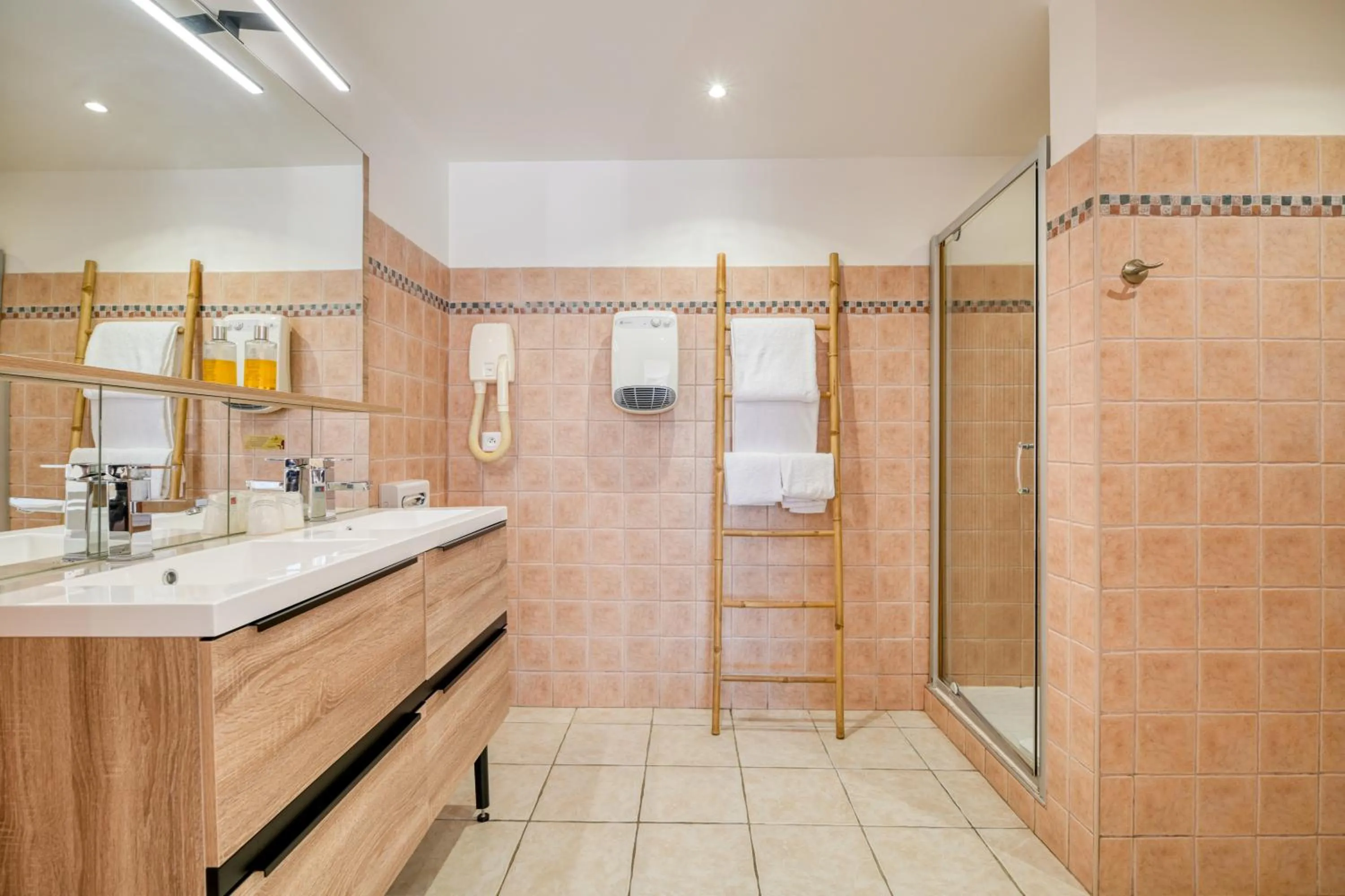 Shower in Hôtel La Nartelle