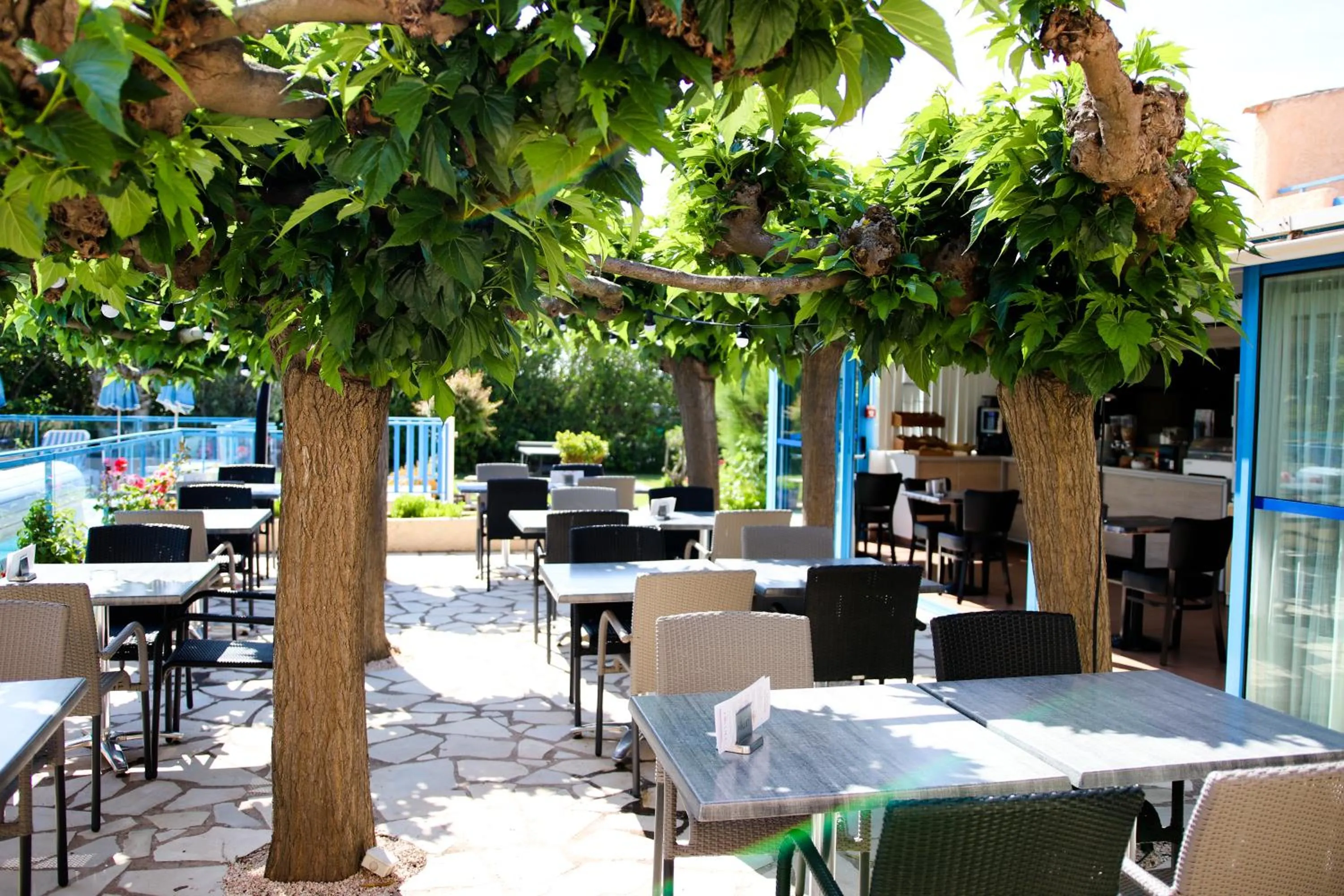 Patio in Hôtel La Nartelle