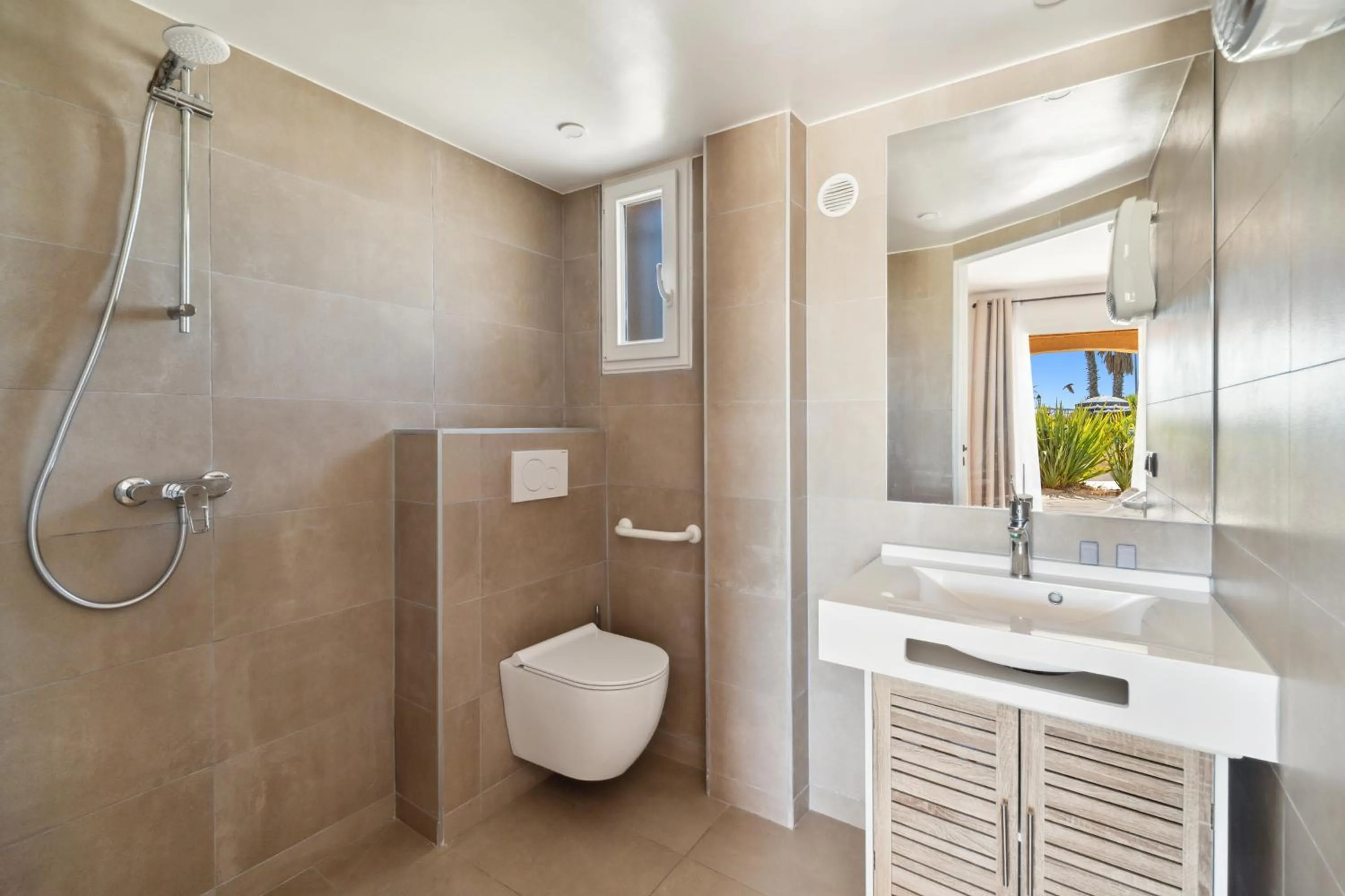 Shower in Hôtel La Nartelle