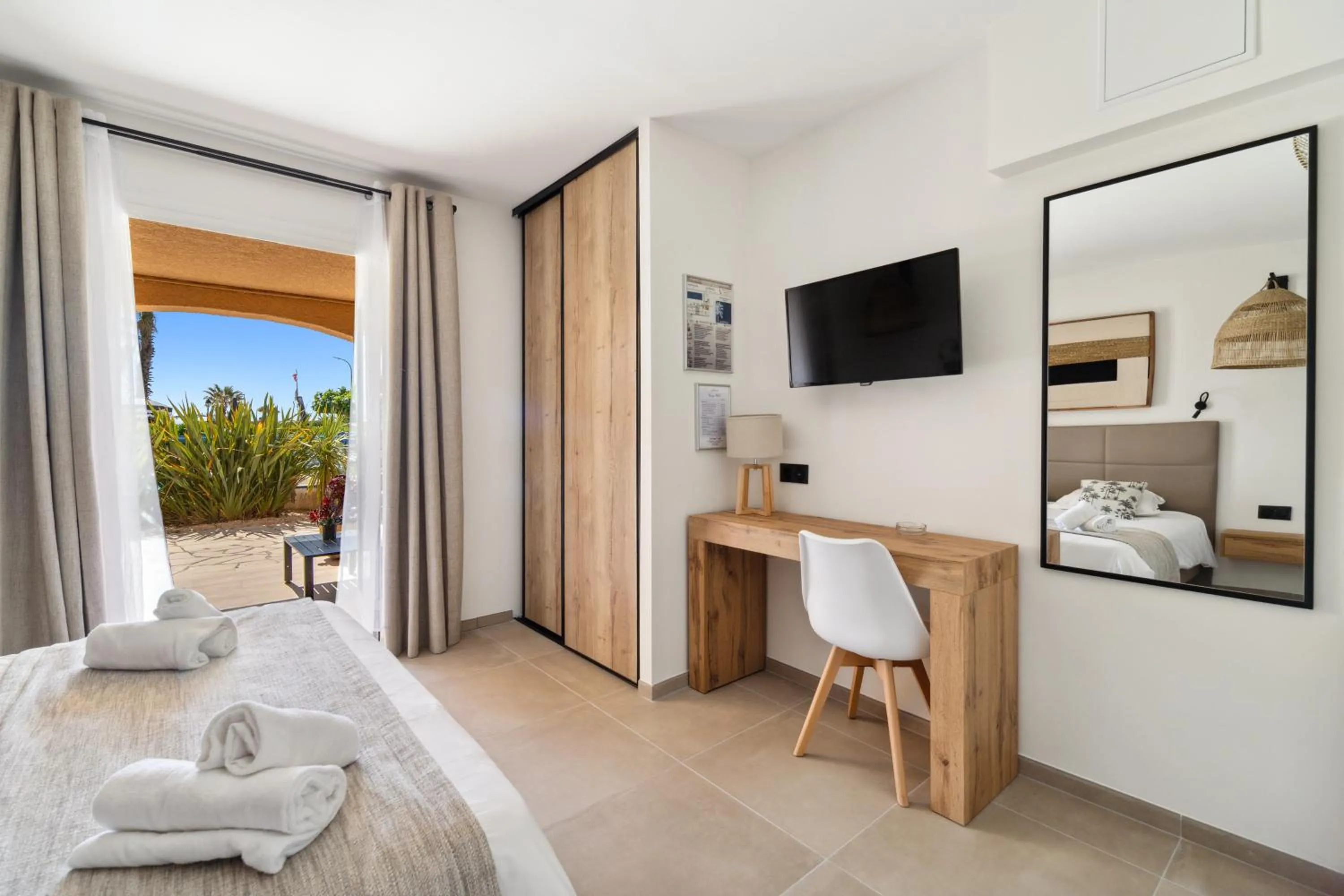 TV and multimedia, Bed in Hôtel La Nartelle