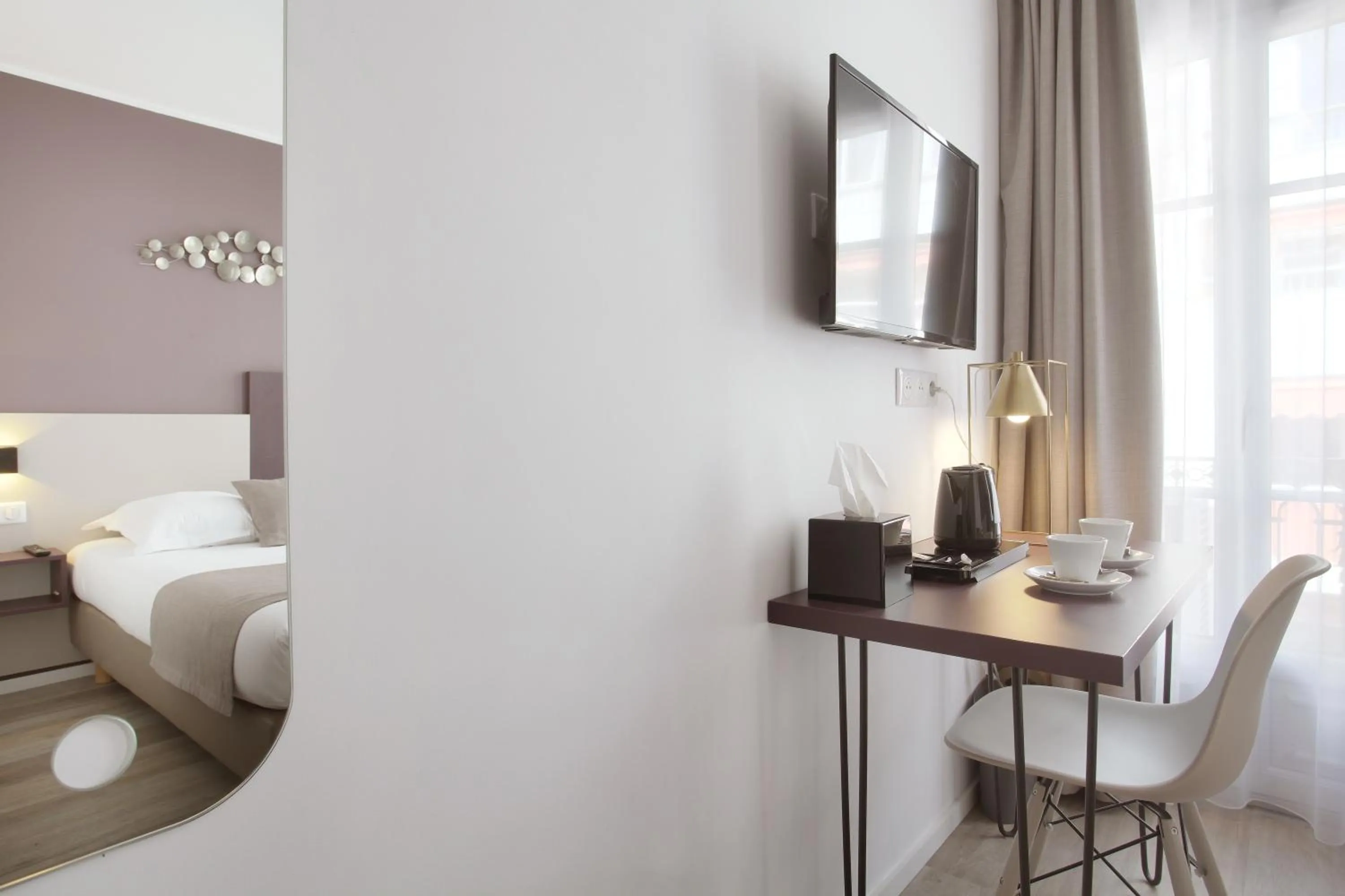 Coffee/tea facilities, Bed in Hôtel Alcôve Nice