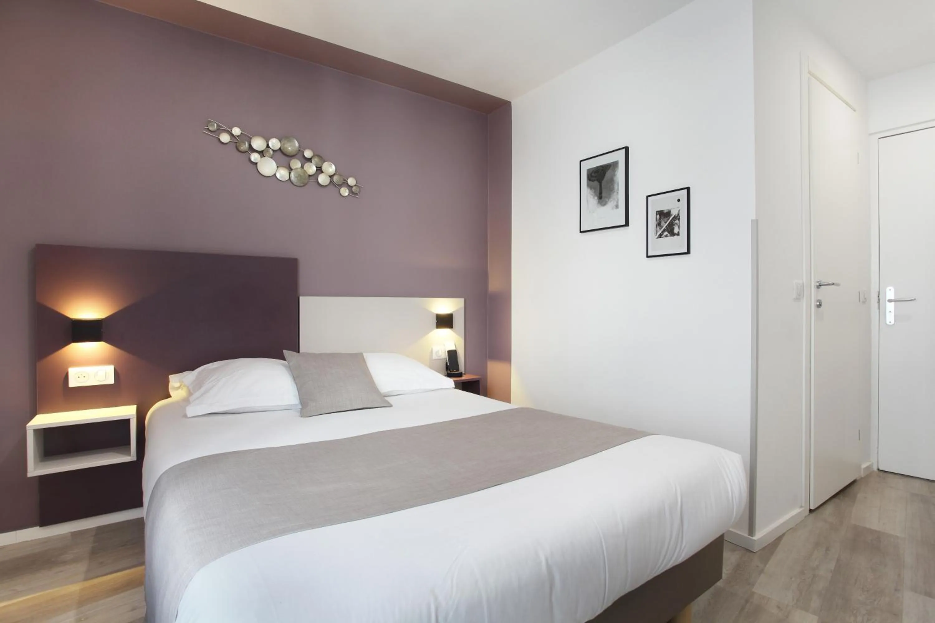 Photo of the whole room, Bed in Hôtel Alcôve Nice