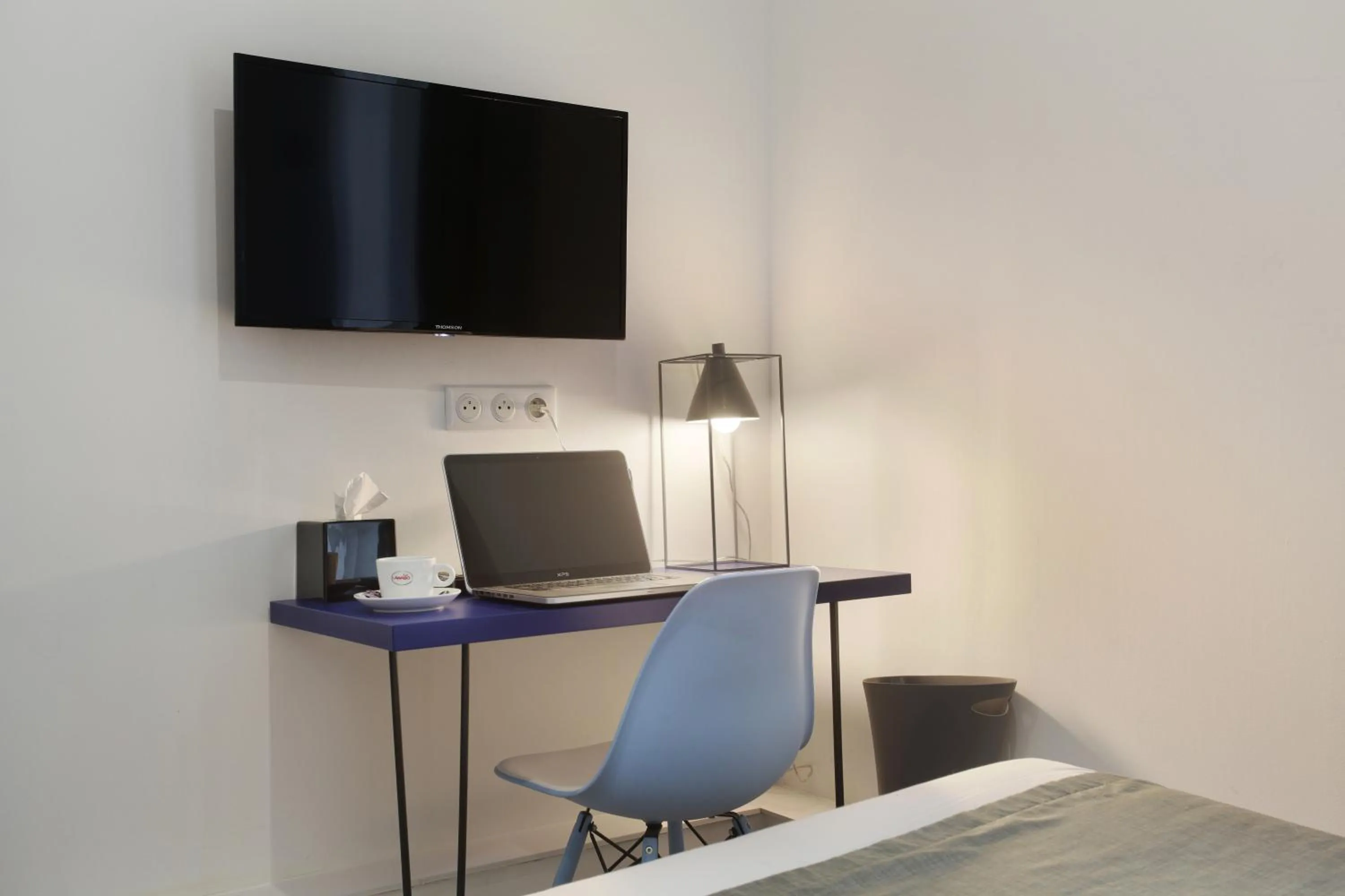 TV and multimedia in Hôtel Alcôve Nice