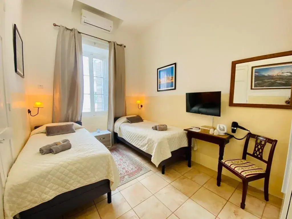 Twin Room with Private Bathroom in The Maltese Sun Twin Room with Private Bathroom in The Maltese Sun