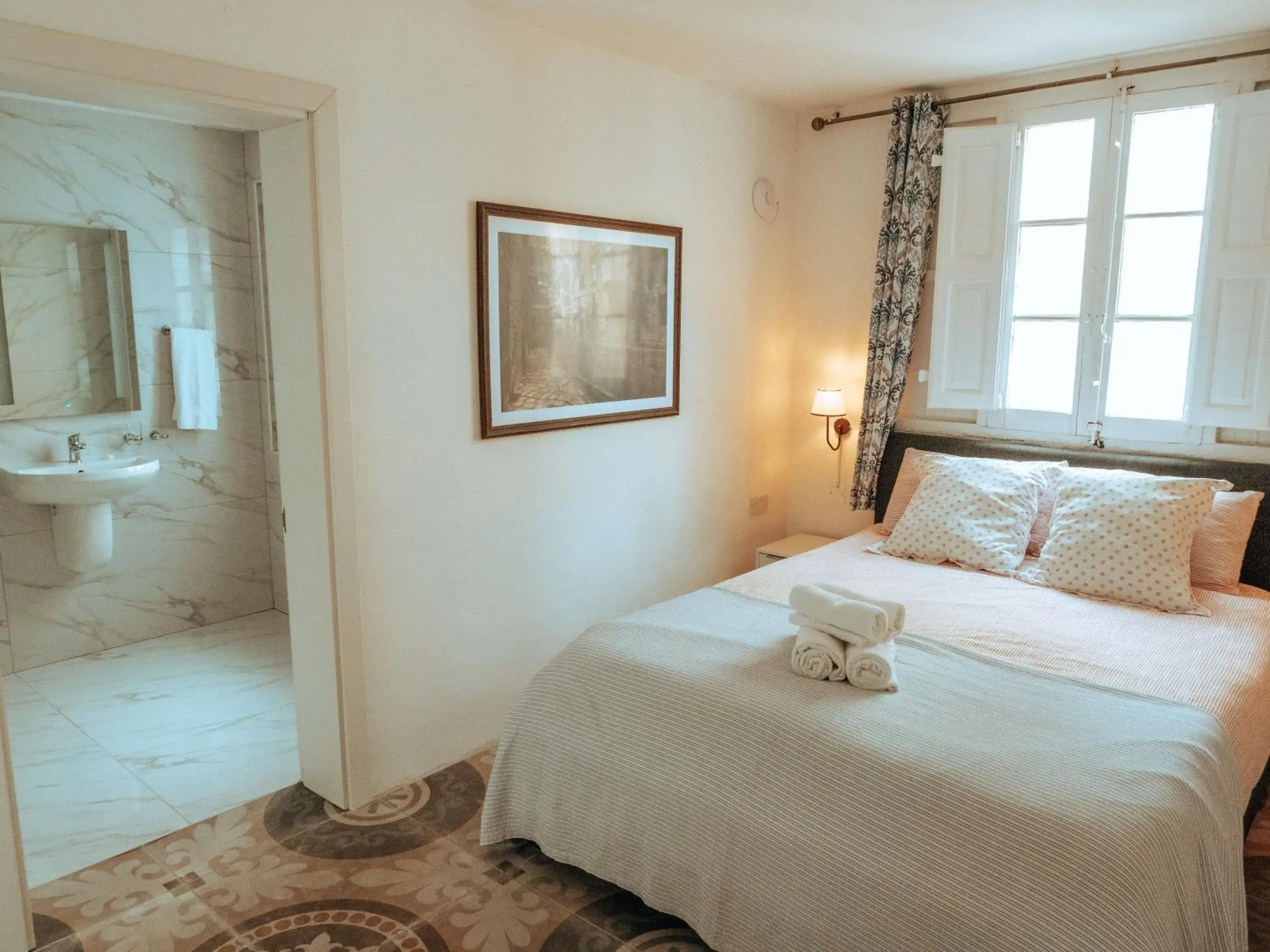 Double Room with Private Bathroom in The Maltese Sun Double Room with Private Bathroom in The Maltese Sun