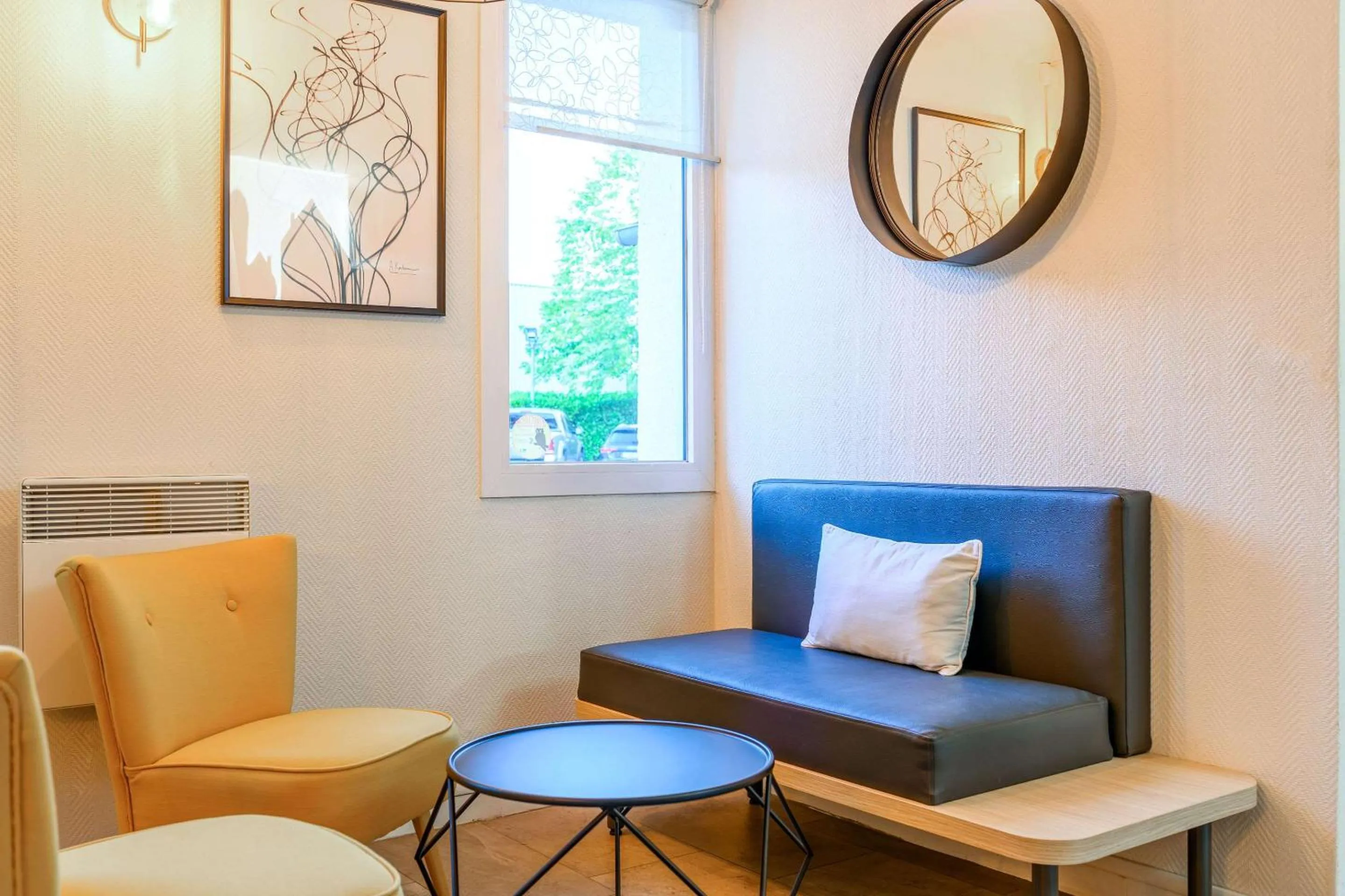 Lobby or reception in Comfort Hotel Amiens Nord