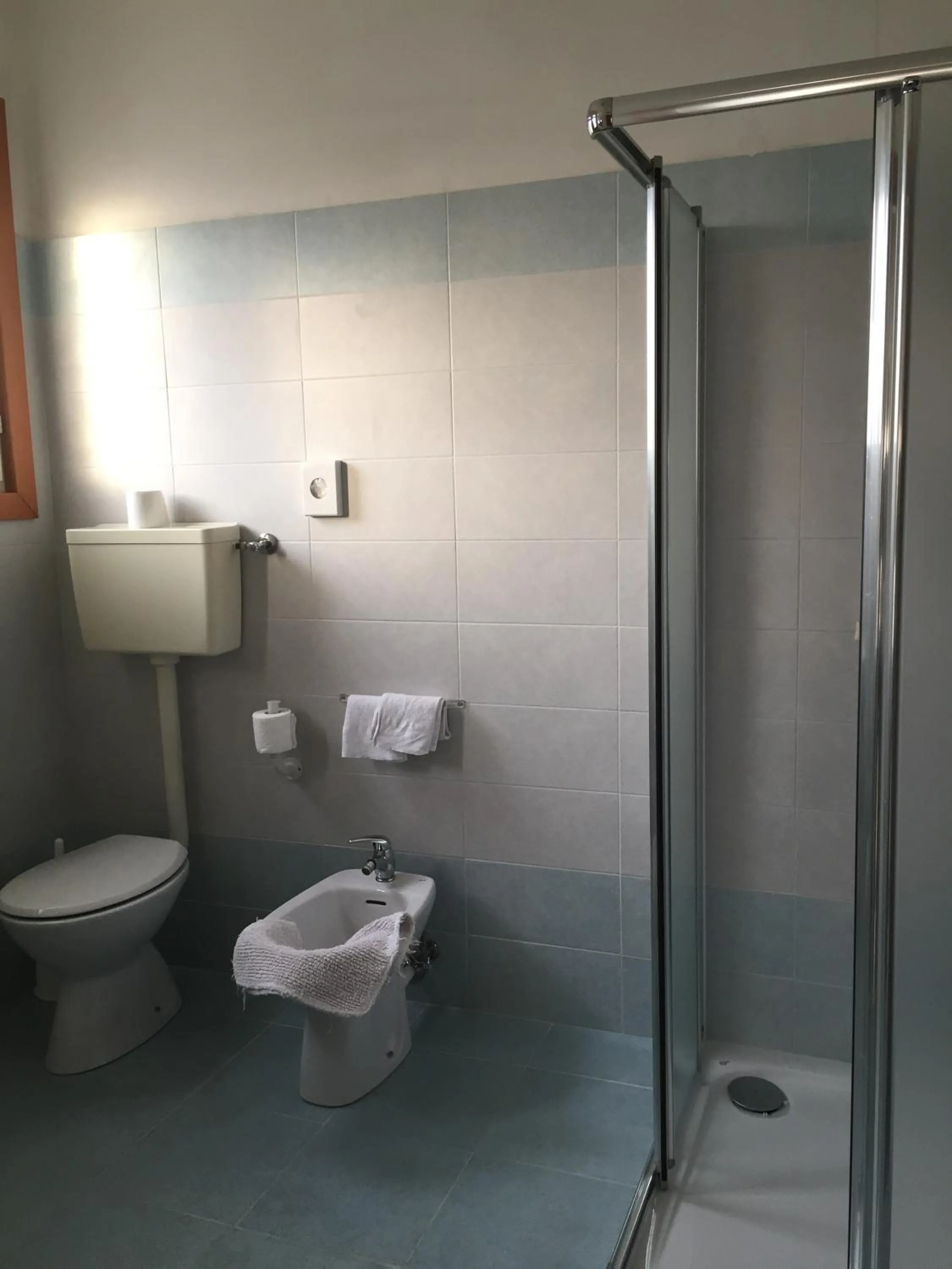 Shower in Hotel Halifax