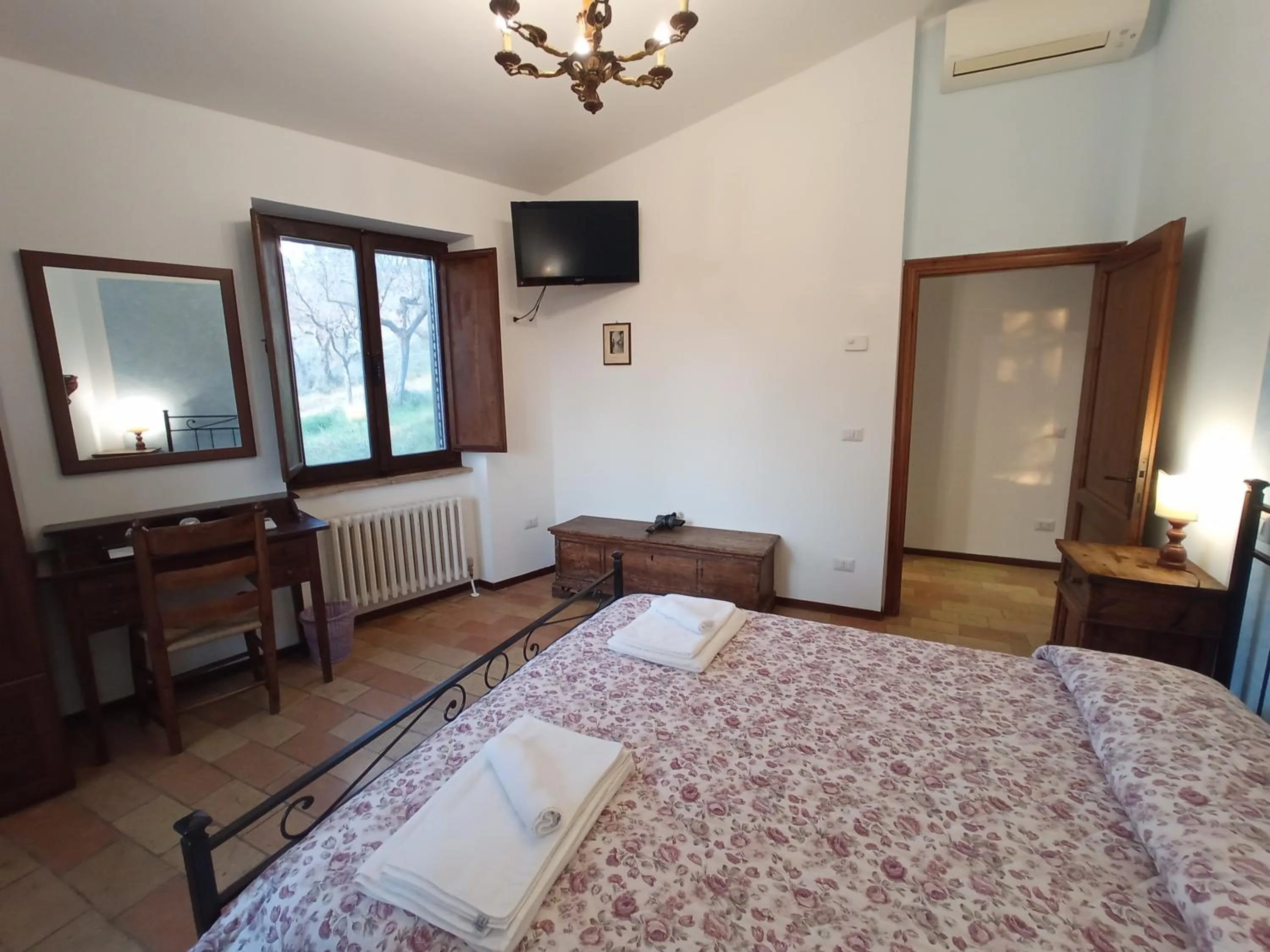 Bedroom, Bed in All'Ombra di San Damiano