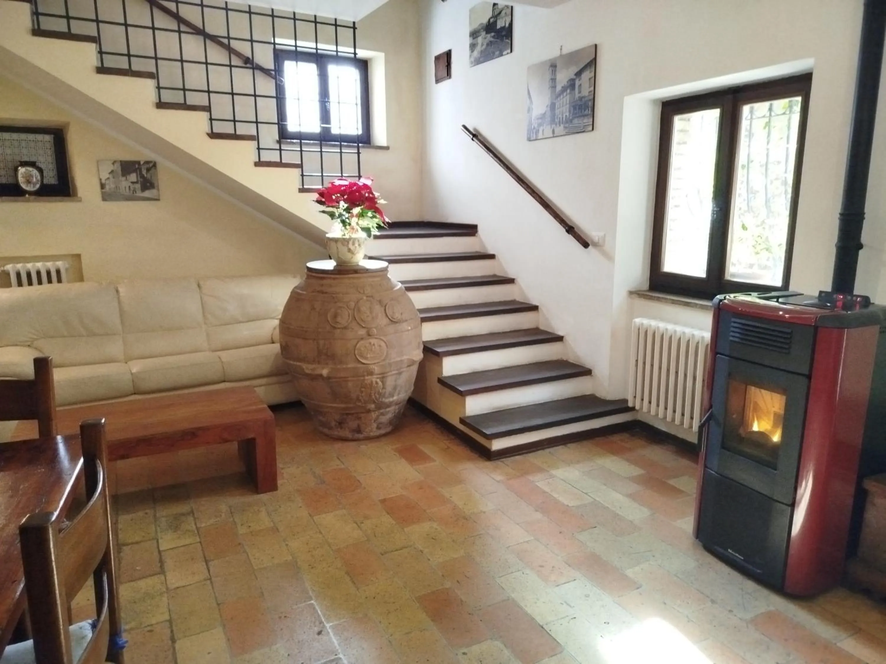 Communal lounge/ TV room in All'Ombra di San Damiano