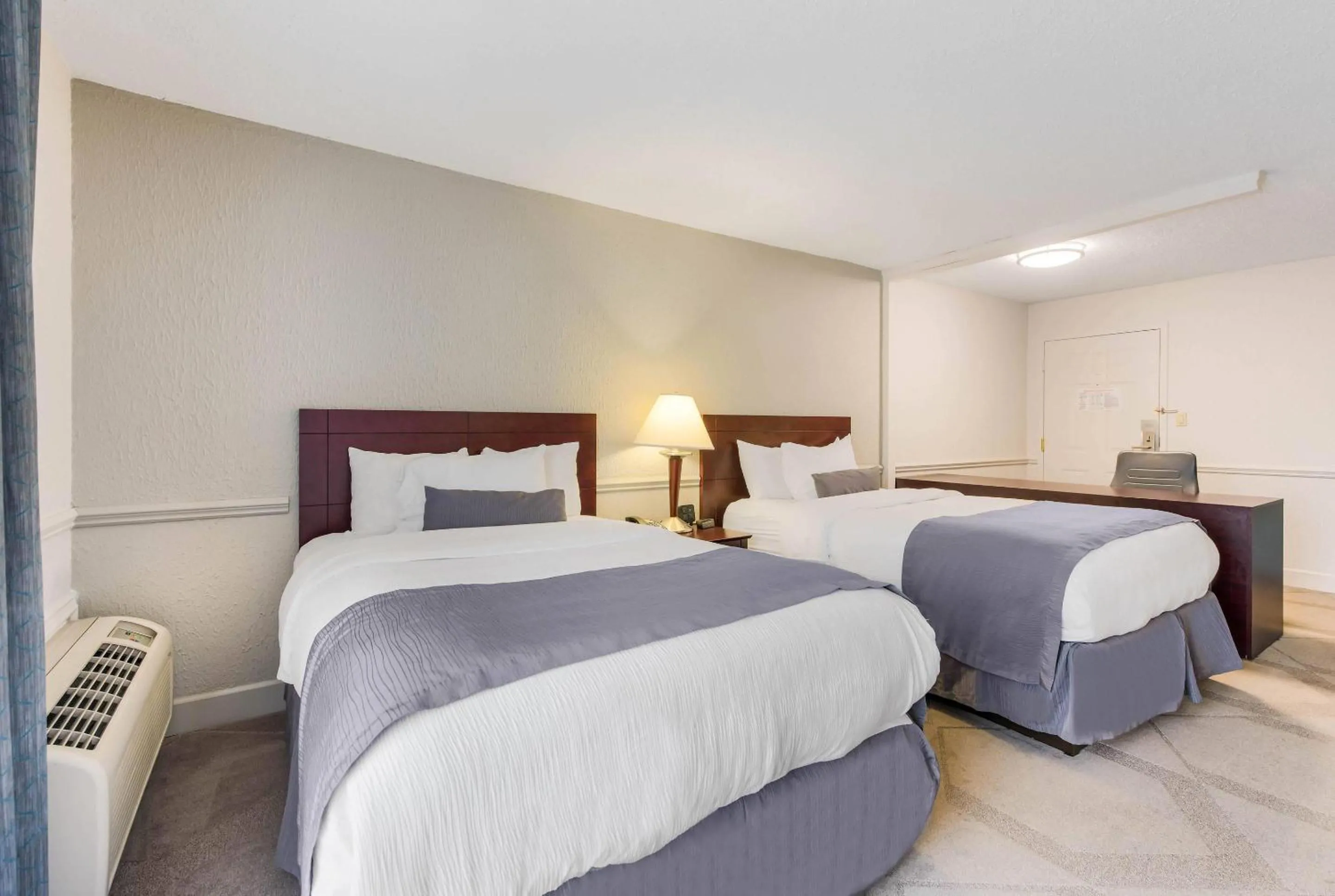 Bedroom, Bed in The Blu Hotel Blue Ash Cincinnati, an Ascend Collection Hotel