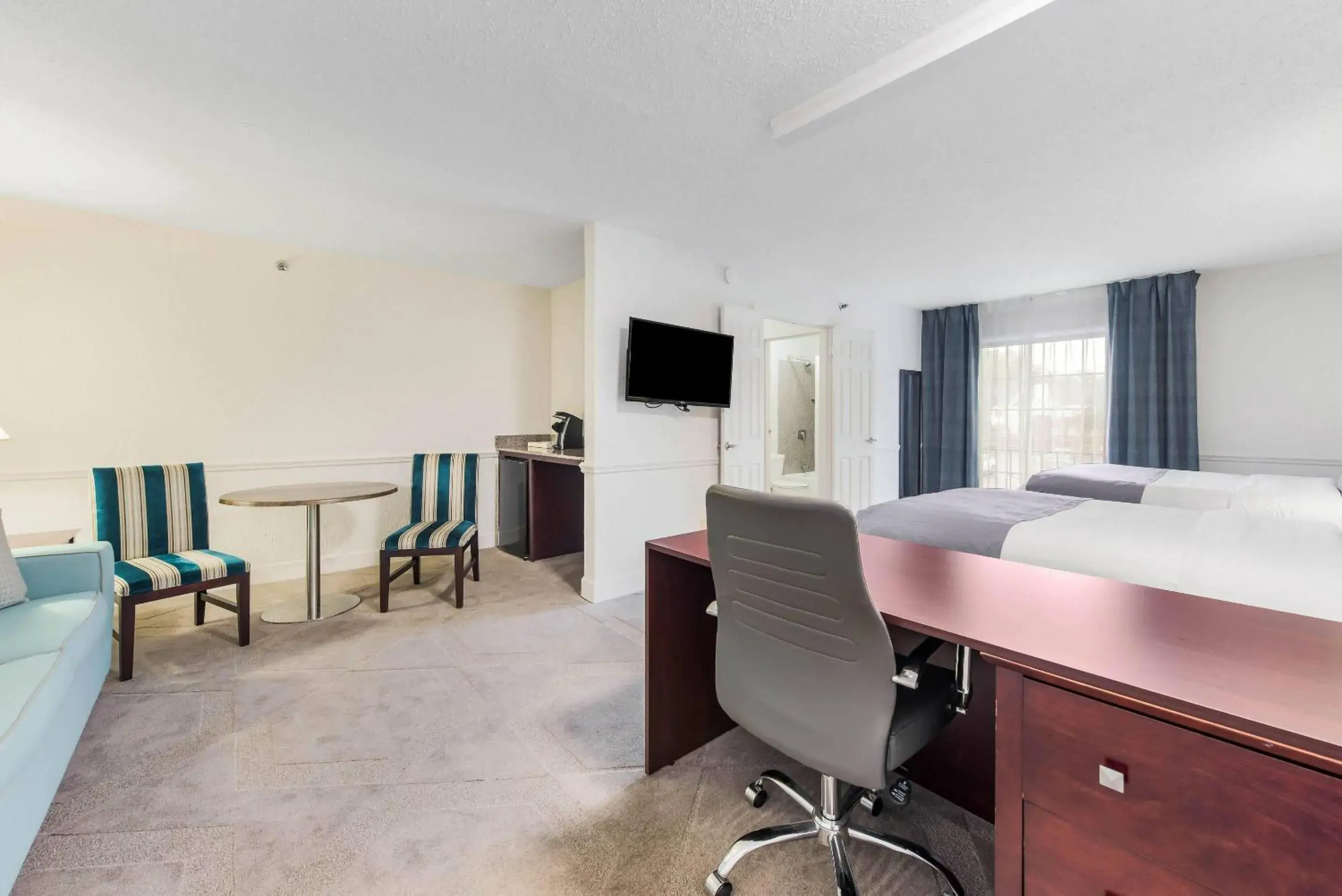 Bedroom in The Blu Hotel Blue Ash Cincinnati, an Ascend Collection Hotel Bedroom in The Blu Hotel Blue Ash Cincinnati, an Ascend Collection Hotel