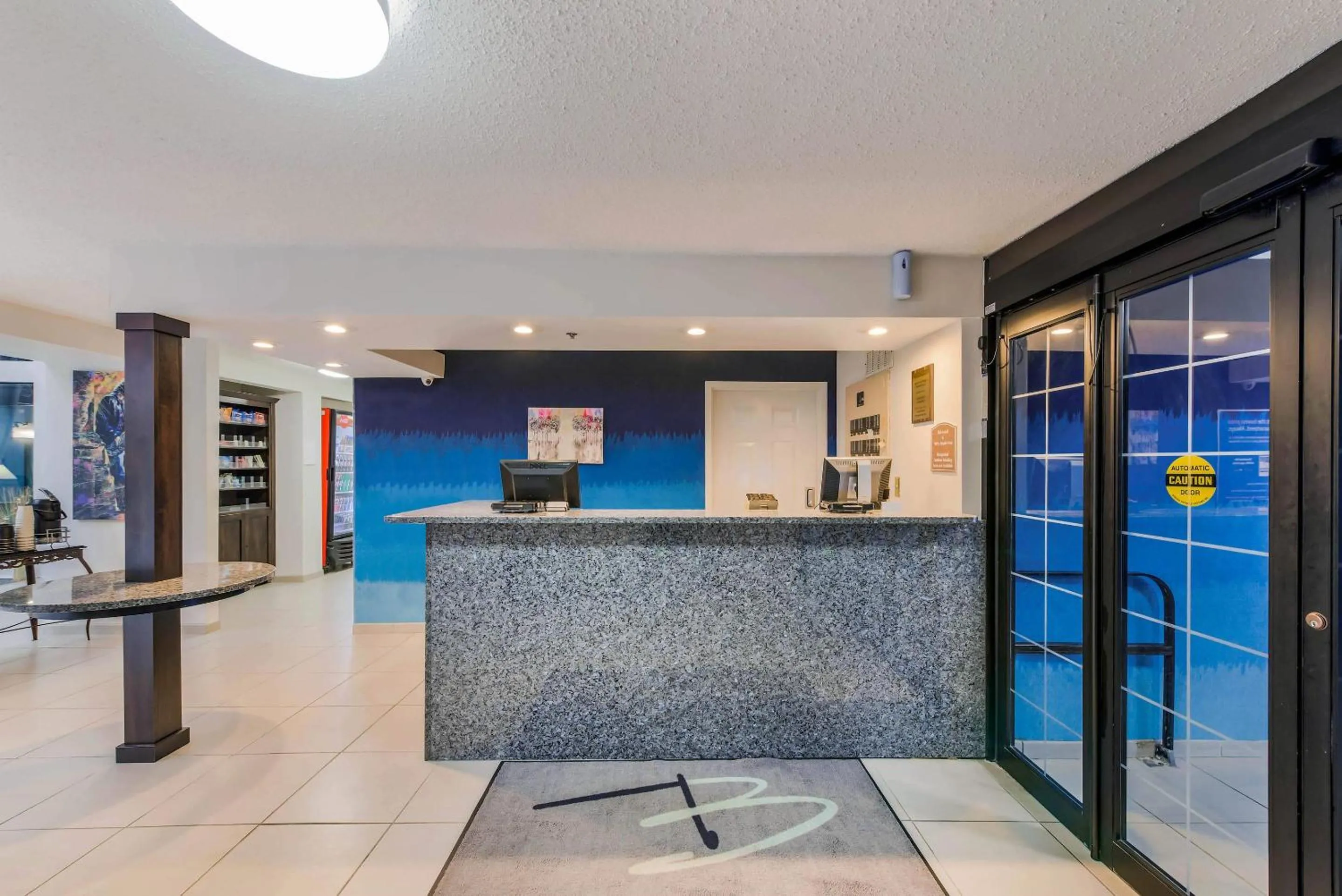 Lobby or reception in The Blu Hotel Blue Ash Cincinnati, an Ascend Collection Hotel