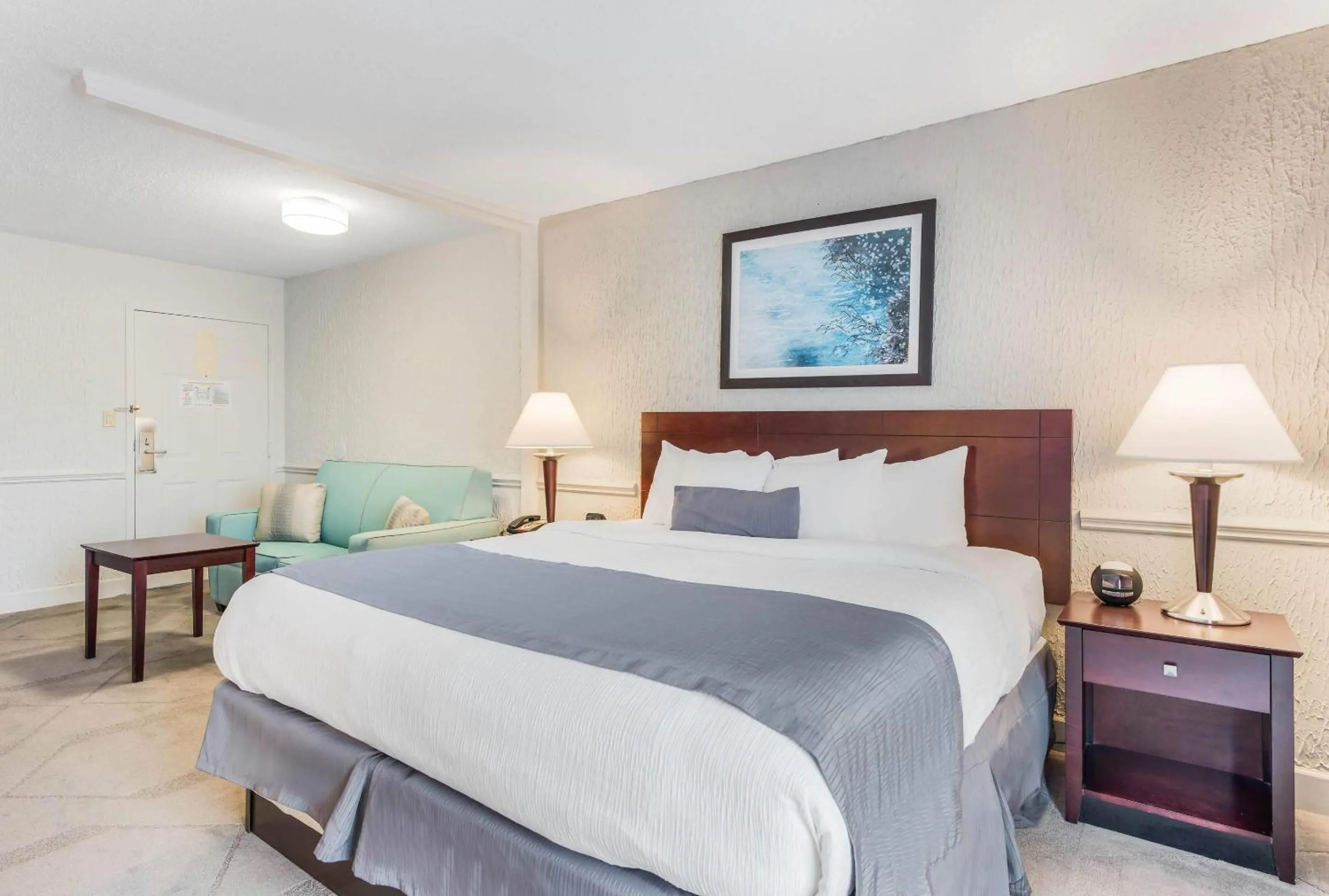 Bedroom, Bed in The Blu Hotel Blue Ash Cincinnati, an Ascend Collection Hotel