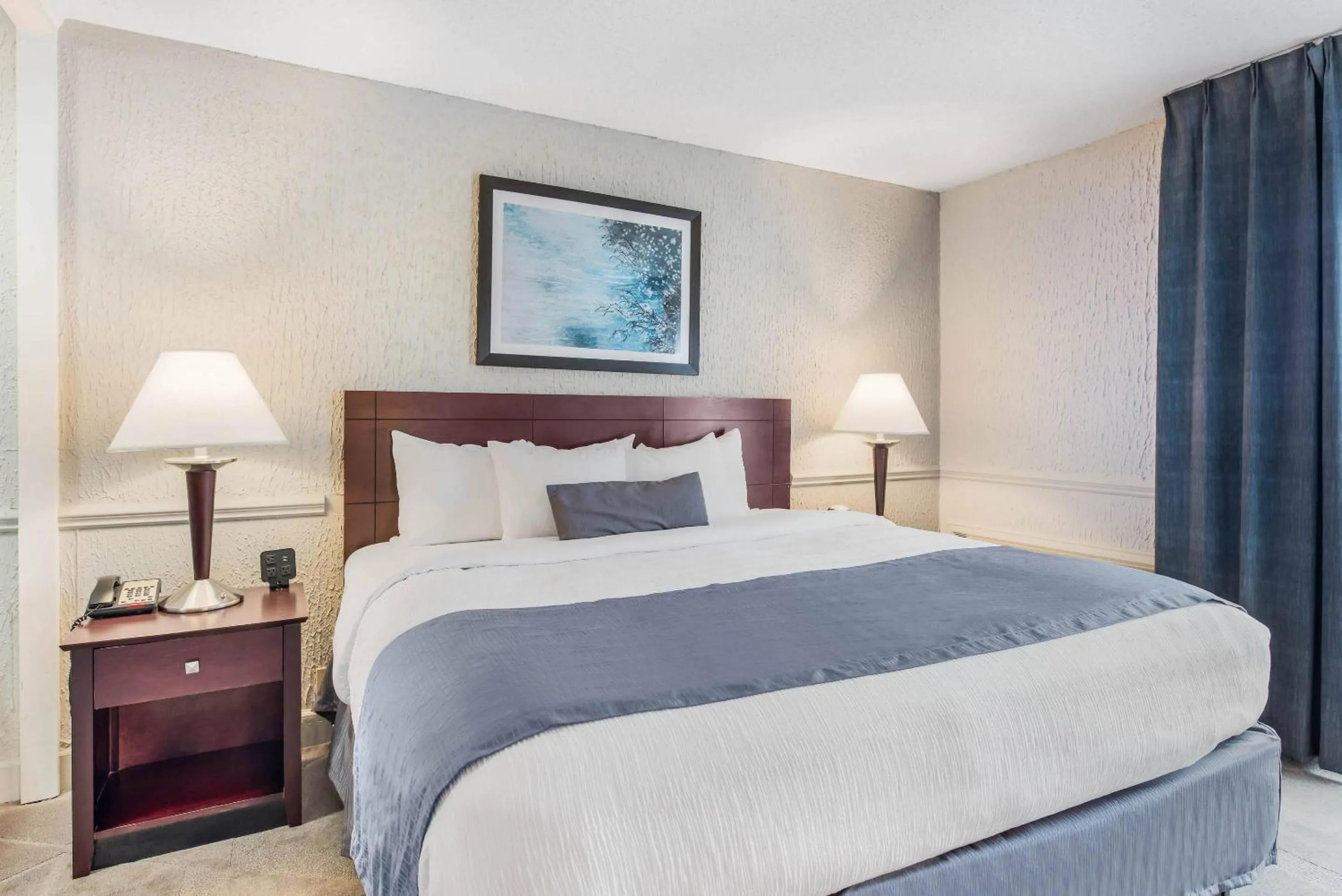 Bedroom, Bed in The Blu Hotel Blue Ash Cincinnati, an Ascend Collection Hotel