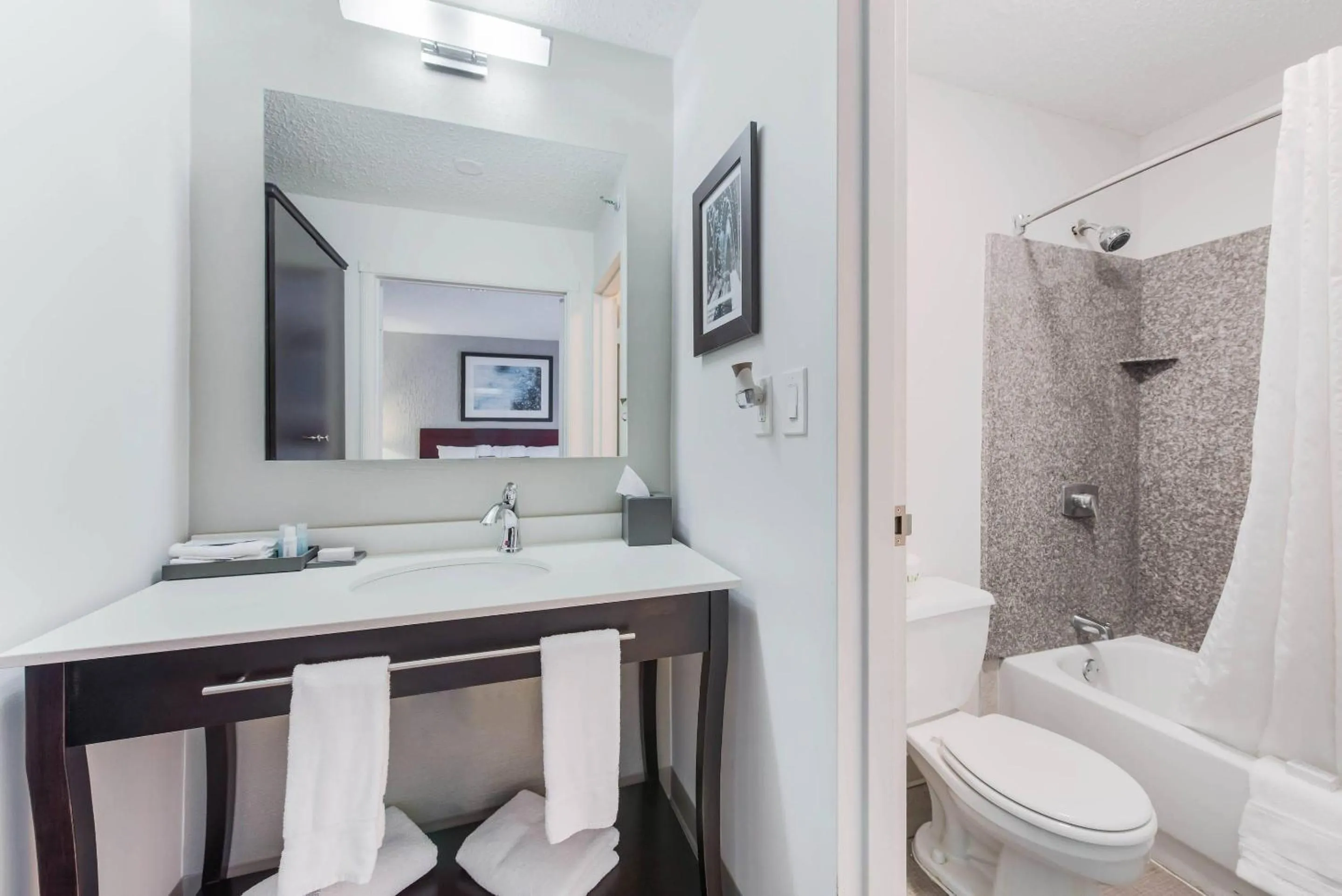 Bedroom in The Blu Hotel Blue Ash Cincinnati, an Ascend Collection Hotel