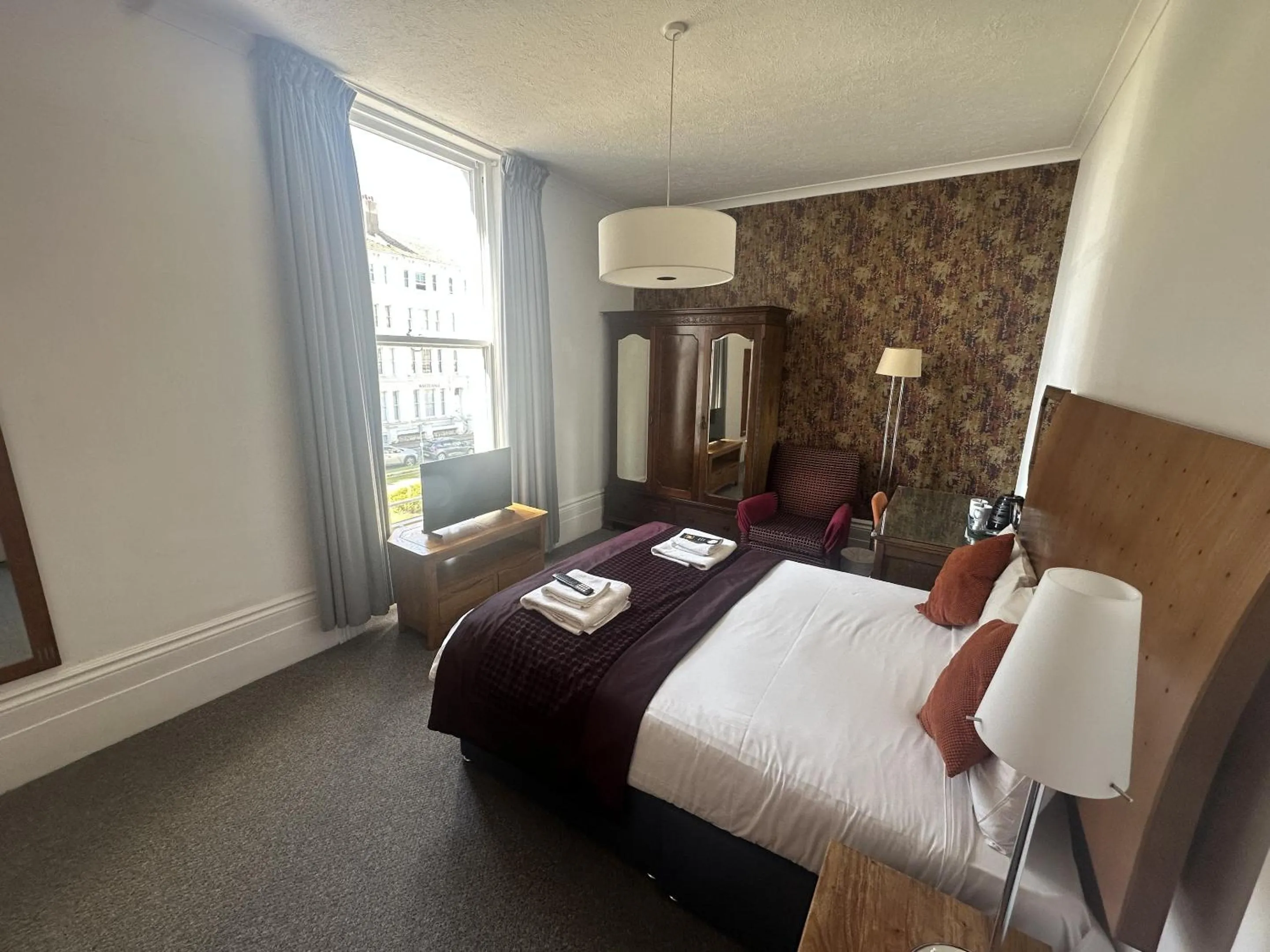 Bedroom, Bed in West Rocks Hotel