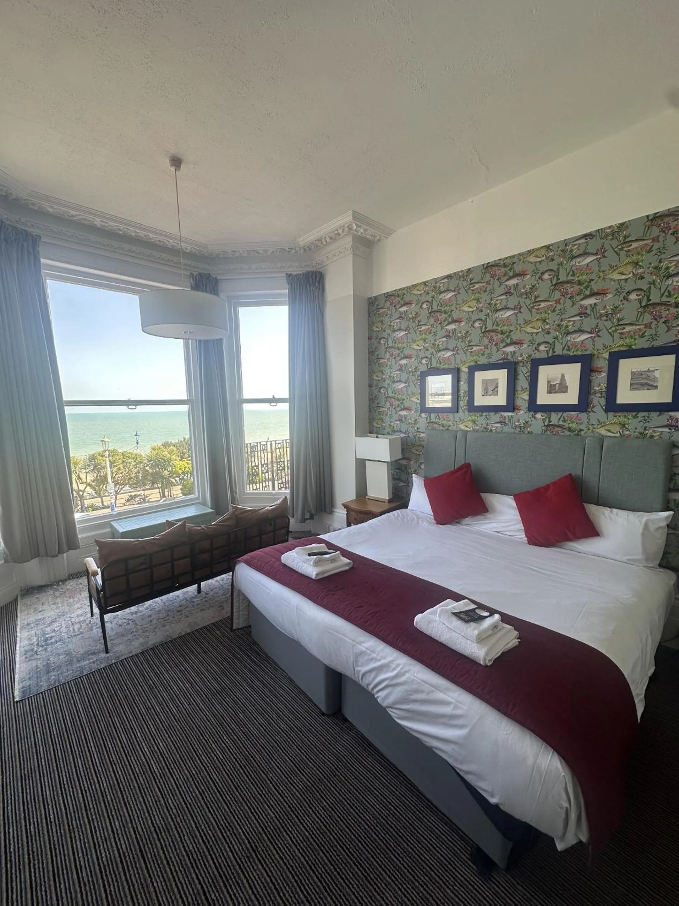 Bedroom, Bed in West Rocks Hotel